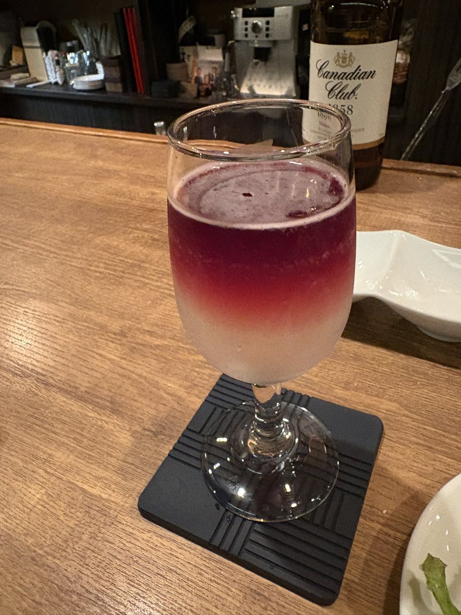 BURUMADcupMjyo's tweet photo. お酒つよいブルマさんでもこれは酔う！
テキーラとワイン🍷の入ったハロウィン🎃🧟‍♀️👻カクテルで美味しかったけれども💕 https://t.co/KyWXl0oso0