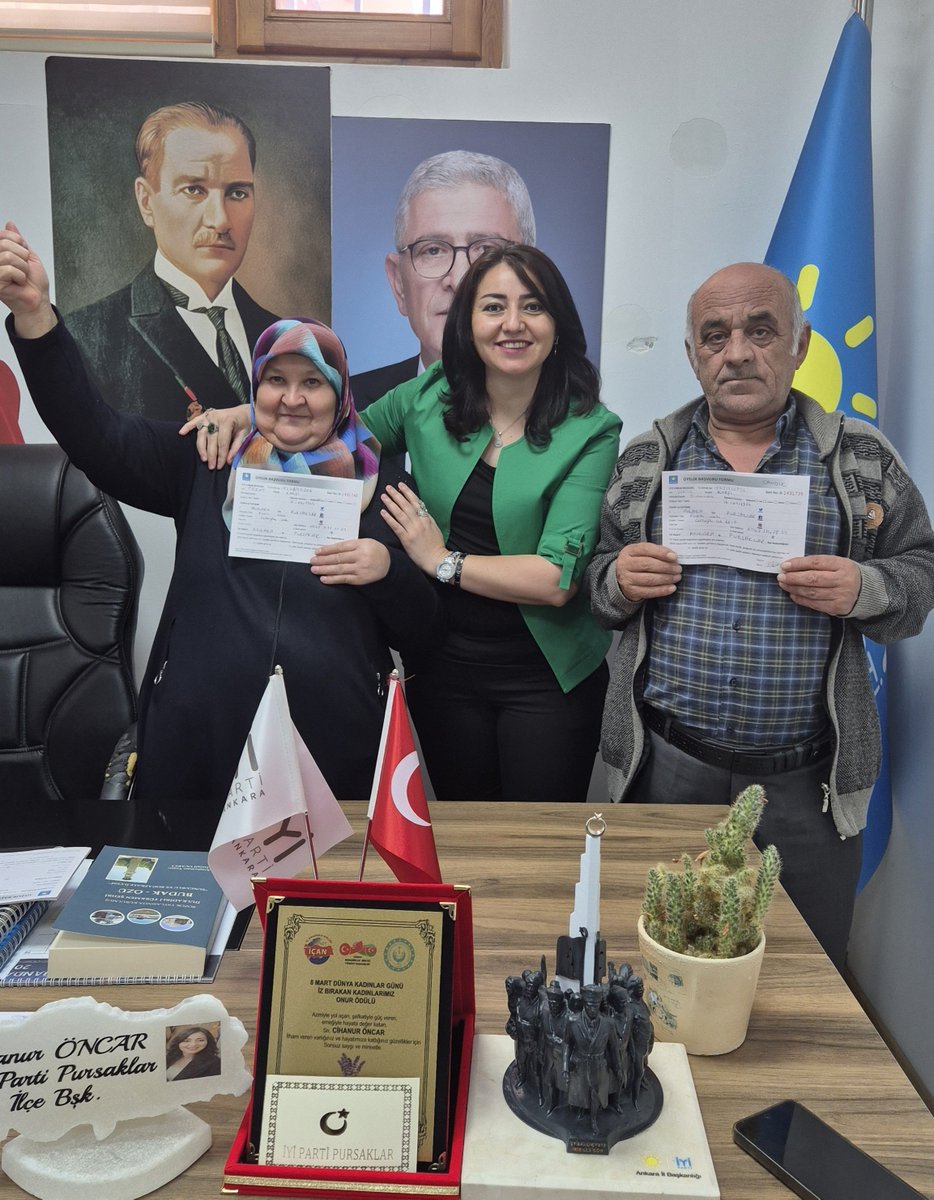 CihanurOncar's tweet photo. Dün akşam evlerine misafir olduğumuz kıymetlilerimiz, bugün de İYİ Parti ailemize katılarak bizleri mutlu ettiler. 

Gönüller bir olunca, yollar da bir oluyor.
İYİ ki geldiniz, İYİ ki bizimlesiniz.☀️
@MDervisogluTR https://t.co/UcsepFg7C0