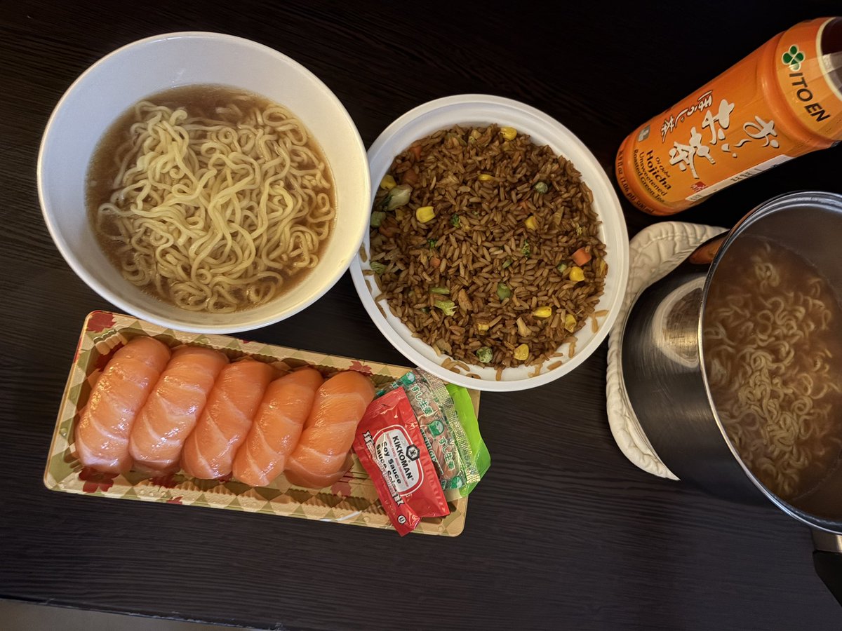 moa_mi_na's tweet photo. 夕食を買いにアジア食材店へ
お米の味はおいといてサーモン美味しい🥹 https://t.co/7oMlivpJQl