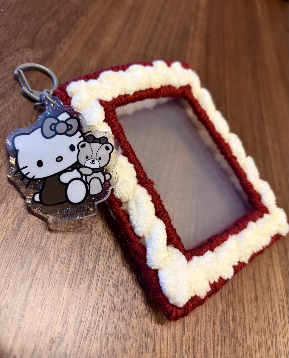 ashimo_21's tweet photo. ガチャのキーホルダー使ってトレカケースも作ったよ！
被りを入れましょうか https://t.co/STaxxBX0An