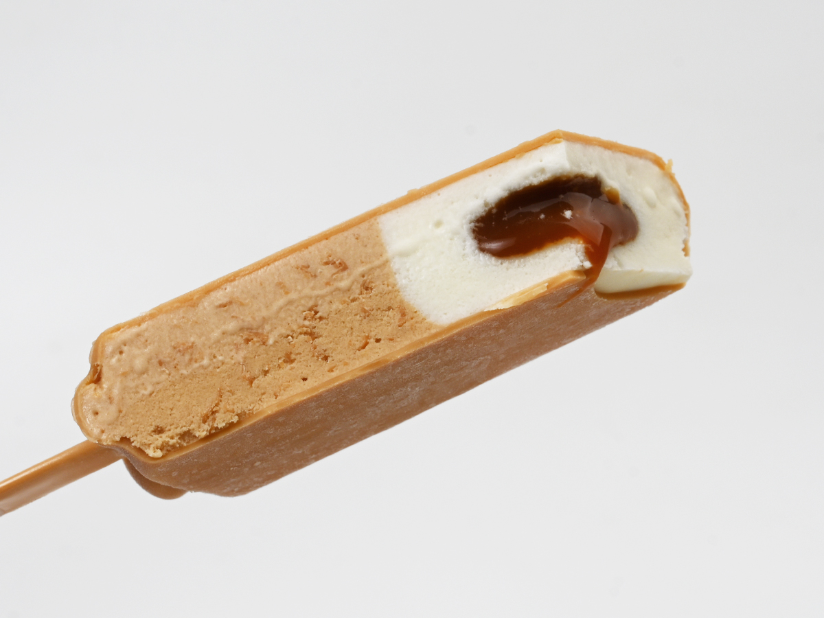 icemania's tweet photo. ファミマ!!ピエール・エルメ監修のバーアイスが販売中です!!🍦✨

赤城乳業『ピエール・エルメ アンソロジー監修 キャラメル＆バニラ』

キャラメルコーチング×生キャラメルソース入りバニラアイス×チョコチップ入りキャラメルアイス。先端と持ち手側で味が変わる2層バー!!赤城×エルメのバーは安定のおいしさ😋

ファミリーマート限定・数量限定なのでエルメファン＆キャラメルラバーはお見逃しなく！価格：289円（税込）