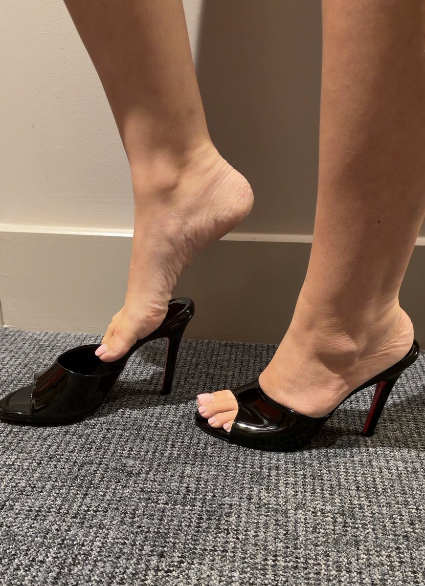 laylassoles's tweet photo. Kneel down and take a good sniff https://t.co/wseQs8OCQm