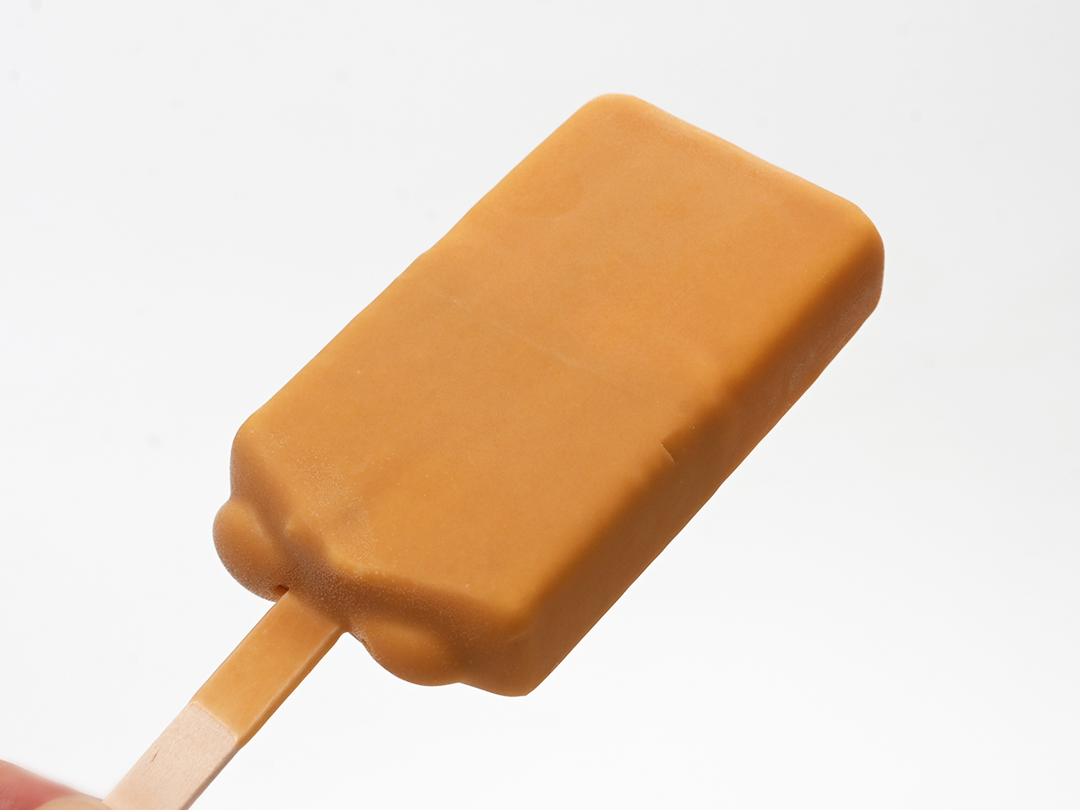 icemania's tweet photo. ファミマ!!ピエール・エルメ監修のバーアイスが販売中です!!🍦✨

赤城乳業『ピエール・エルメ アンソロジー監修 キャラメル＆バニラ』

キャラメルコーチング×生キャラメルソース入りバニラアイス×チョコチップ入りキャラメルアイス。先端と持ち手側で味が変わる2層バー!!赤城×エルメのバーは安定のおいしさ😋

ファミリーマート限定・数量限定なのでエルメファン＆キャラメルラバーはお見逃しなく！価格：289円（税込）