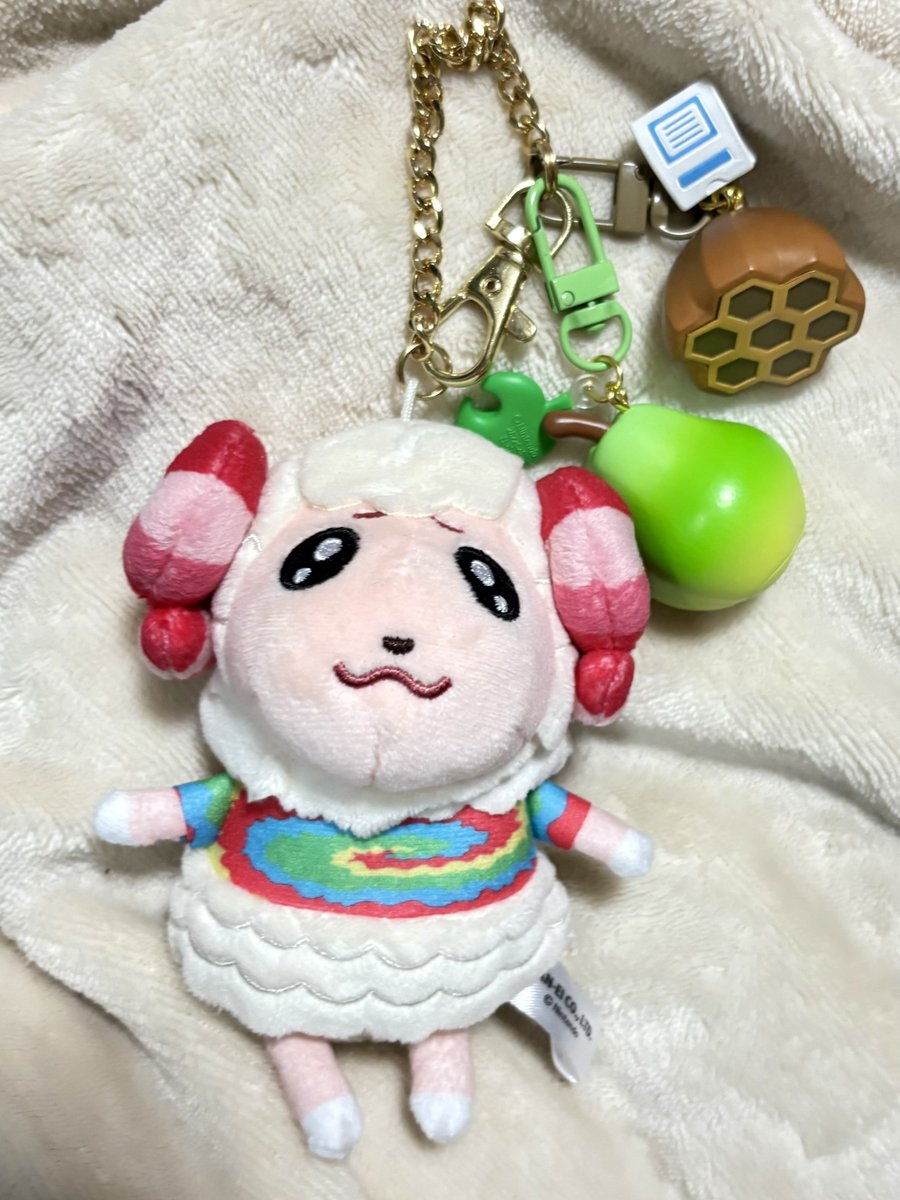 nyanmaru0201's tweet photo. どうぶつの森のフルーツキーホルダーのガチャやったらナシと蜂の巣が出た✨✨
ちゃちゃまるに付けたら可愛いやろなて思ってたけどやっぱり可愛かったわ❤️❤️❤️ https://t.co/vjiQqHtgHm