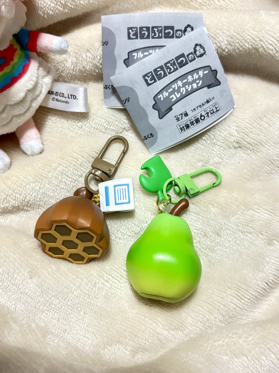nyanmaru0201's tweet photo. どうぶつの森のフルーツキーホルダーのガチャやったらナシと蜂の巣が出た✨✨
ちゃちゃまるに付けたら可愛いやろなて思ってたけどやっぱり可愛かったわ❤️❤️❤️ https://t.co/vjiQqHtgHm