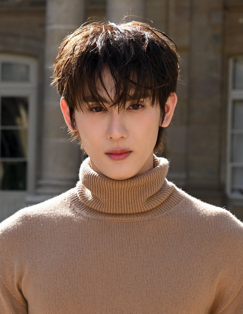 pangmak2026's tweet photo. ปังมาก!
หล่อที่สุด! ออร่าสุดปัง! "บุ๊ค กษิดิ์เดช" ปรากฏตัวในลุคสวมเสื้อสเวตเตอร์คอเต่าสีน้ำตาลดูลงตัวที่สุด เข้าร่วมชมแฟชั่นโชว์ Celine  Été 2027 ที่ปารีส ณ กรุงปารีส ประเทศฝรั่งเศส

BOOK X CELINE PFW27
#Kasibook #BookKasidet
#Celine #CelineEte2027
#MichaelRider https://t.co/fplNql4Ngw