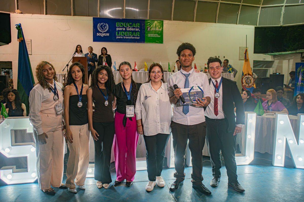 soledadalcaldia's tweet photo. 🌎🎙️ 461 estudiantes hicieron de SOLMUN 2026 un escenario de liderazgo, debate y talento juvenil.

Durante esta segunda edición, jóvenes de instituciones oficiales y privadas de Soledad e invitados asumieron roles diplomáticos, debatieron en inglés, defendieron ideas y construyeron propuestas.

💛 Bajo el liderazgo de la alcaldesa @alcirasandovali, seguimos impulsando una educación que fortalece el bilingüismo, la argumentación y la formación de los líderes del futuro.

#SOLMUN2026 #SoledadEduca