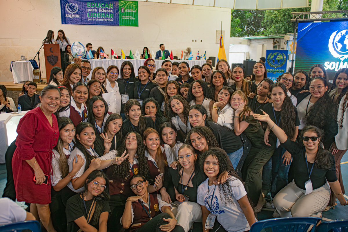 soledadalcaldia's tweet photo. 🌎🎙️ 461 estudiantes hicieron de SOLMUN 2026 un escenario de liderazgo, debate y talento juvenil.

Durante esta segunda edición, jóvenes de instituciones oficiales y privadas de Soledad e invitados asumieron roles diplomáticos, debatieron en inglés, defendieron ideas y construyeron propuestas.

💛 Bajo el liderazgo de la alcaldesa @alcirasandovali, seguimos impulsando una educación que fortalece el bilingüismo, la argumentación y la formación de los líderes del futuro.

#SOLMUN2026 #SoledadEduca