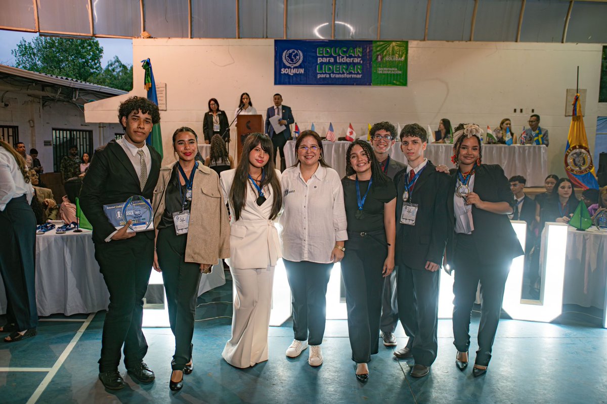 soledadalcaldia's tweet photo. 🌎🎙️ 461 estudiantes hicieron de SOLMUN 2026 un escenario de liderazgo, debate y talento juvenil.

Durante esta segunda edición, jóvenes de instituciones oficiales y privadas de Soledad e invitados asumieron roles diplomáticos, debatieron en inglés, defendieron ideas y construyeron propuestas.

💛 Bajo el liderazgo de la alcaldesa @alcirasandovali, seguimos impulsando una educación que fortalece el bilingüismo, la argumentación y la formación de los líderes del futuro.

#SOLMUN2026 #SoledadEduca