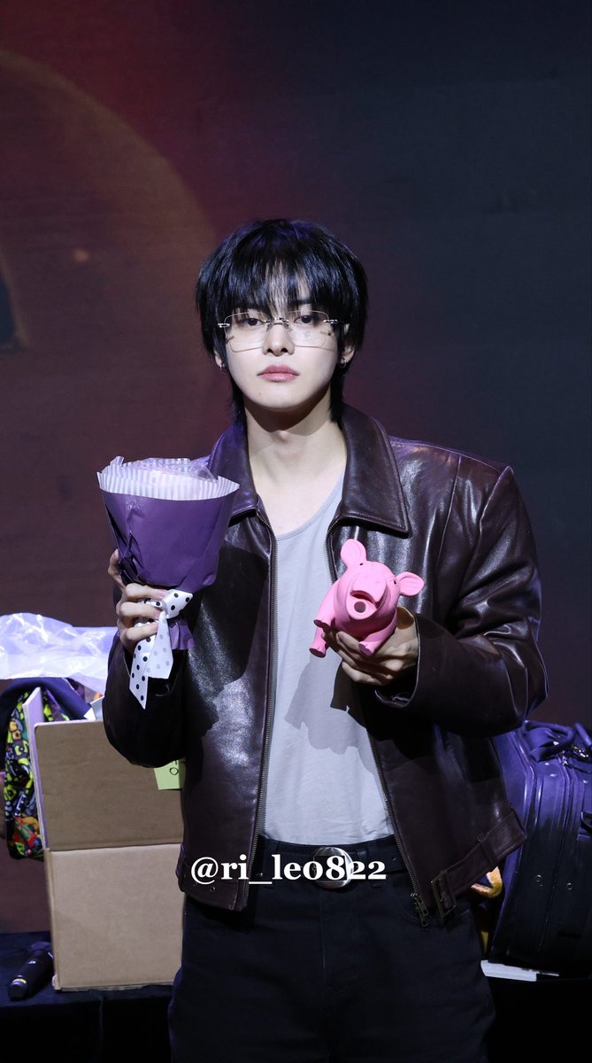 ri_le0822's tweet photo. 💐👓🐖

#LEO #리오
#ALPHADRIVEONE
#applemusic 261003 https://t.co/rnx76c4EjO