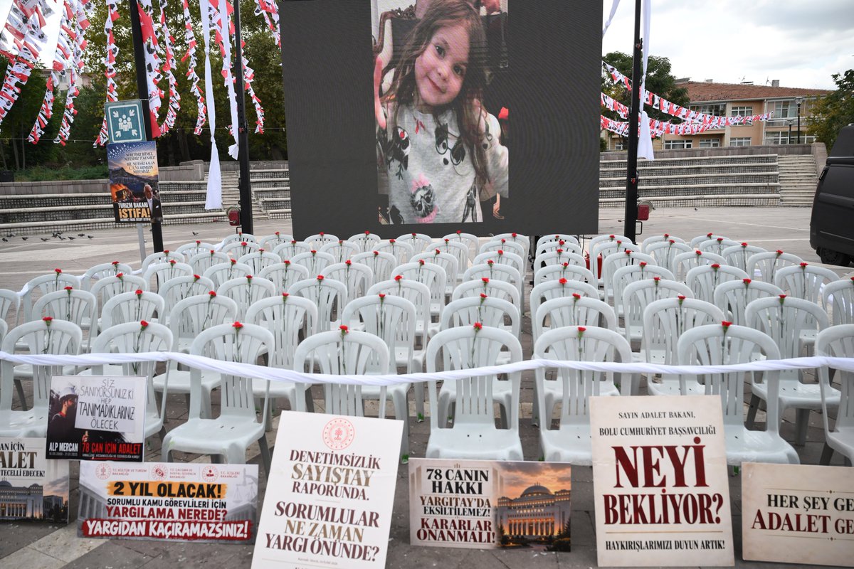 mrvesismn's tweet photo. Burası Ankara Anıtpark…

Serpil Gençbay da burada. Kartalkaya’daki yangında oğlu Yiğit Gençbay’ı kaybetti.

Yiğit’in arkadaşları da bugün burada. Onu anlatıyorlar, onu hatırlıyorlar.

Yiğit doktordu.

Yangın başladığında kendi canını kurtarmayı başarmıştı. Ama dışarı çıktıktan sonra içeride kalanları düşündü. Başkalarını kurtarmak için yeniden alevlerin arasına girdi.

Odaların kapılarına vurarak, “Yangın var” diye bağırdı.

İnsanları uyandırmaya, onları dışarı çıkarmaya çalıştı.

Yiğit'i görenler, yüksekten atlayan bir kadını çadıra taşıdığını da anlatıyor.

Kendi hayatını kurtarmışken, başkalarının hayatını kurtarmak için yeniden o cehenneme döndü.

Ve sonra…

Yiğit tekrar otele girdi.

O andan sonra ondan bir daha haber alınamadı.

Bugün annesi Serpil Gençbay burada. Oğlunun arkadaşları burada.

Yiğit yok.

Ama onun kurtarmaya çalıştığı insanlar, onun cesareti ve o gece yaptığı fedakarlık burada, burada anlatılmaya devam ediyor.

Bazı insanlar geride yalnızca bir fotoğraf bırakmaz.

Bir hikaye bırakır.

Yiğit’in hikayesi de, kendi hayatını kurtardıktan sonra başkalarının hayatı için yeniden alevlerin içine giren bir doktorun hikayesi.

Ve annesi bugün burada, oğlunun ardından adalet bekliyor. 

Konuştuğum ve en çok duygulandığım hikayelerden biriydi, fotoğraflar tabii ki NEFES'in fotomuhabiri Selahattin Sönmez'e ait.