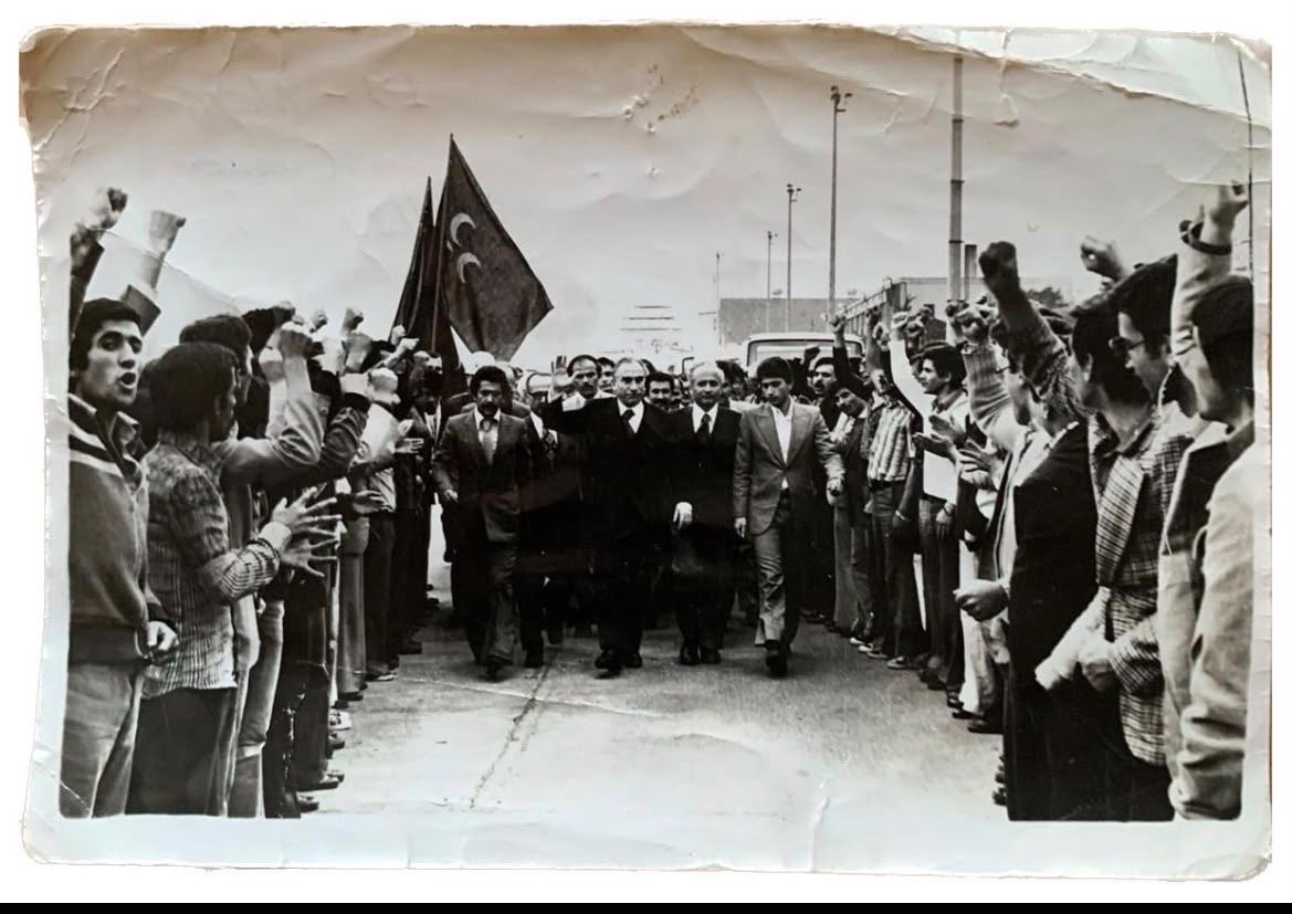 YildizFeti's tweet photo. İstanbul İl Başkanımız Recep Haşatlı Bey ve oğlu Mustafa, Erenköy’deki evlerinin önünde 
3 Ekim 1978’de katiller sürüsü tarafından alçakça şehit edilmişti.
Olay yerine yetiştiğimizde tertemiz kanları halen vatan topraklarını suluyordu.
Aziz milletimizin yarınlarını emanet edeceğimiz Ülkücü genç geçmişini,tarihini asla unutma…