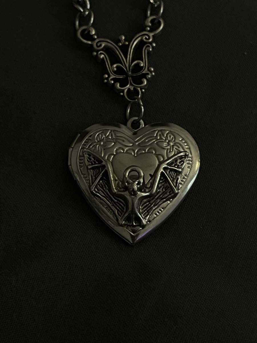 shewan1srevenge's tweet photo. me and my fav necklace https://t.co/VTtSaLcitV