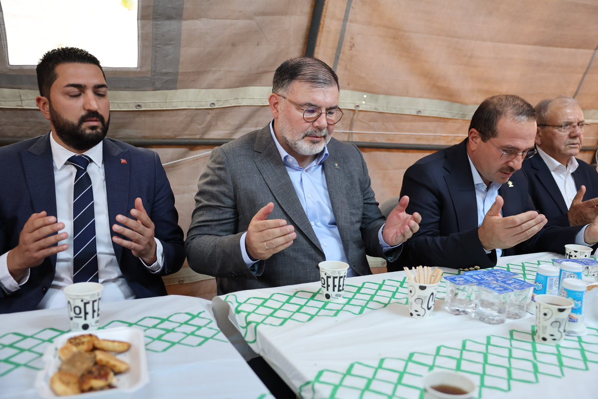 Bilalsaygili's tweet photo. Önceki Dönem İl Başkan Yardımcımız ve Bornova Belediye Başkan Adayımız Cevdet Çayır’ın vefat eden kıymetli yeğeni Metin Aktaş için taziye ziyaretinde bulunduk.

Merhum Metin Aktaş’a Cenab-ı Allah’tan rahmet; Cevdet Çayır Başkanımıza, ailesine ve tüm sevenlerine sabır ve başsağlığı diliyorum.

Mekânı cennet, makamı âli olsun.

📍Bornova