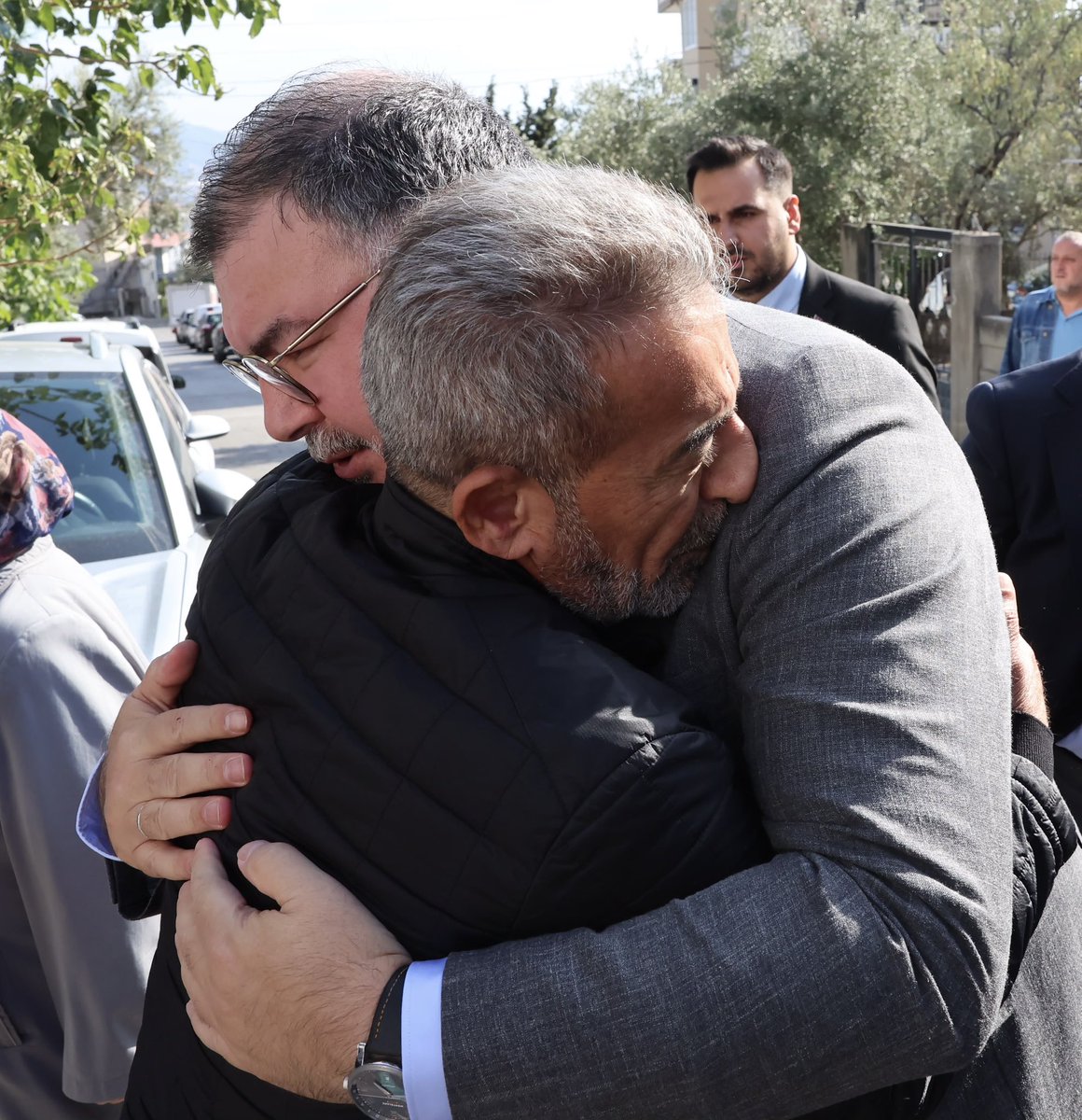 Bilalsaygili's tweet photo. Önceki Dönem İl Başkan Yardımcımız ve Bornova Belediye Başkan Adayımız Cevdet Çayır’ın vefat eden kıymetli yeğeni Metin Aktaş için taziye ziyaretinde bulunduk.

Merhum Metin Aktaş’a Cenab-ı Allah’tan rahmet; Cevdet Çayır Başkanımıza, ailesine ve tüm sevenlerine sabır ve başsağlığı diliyorum.

Mekânı cennet, makamı âli olsun.

📍Bornova