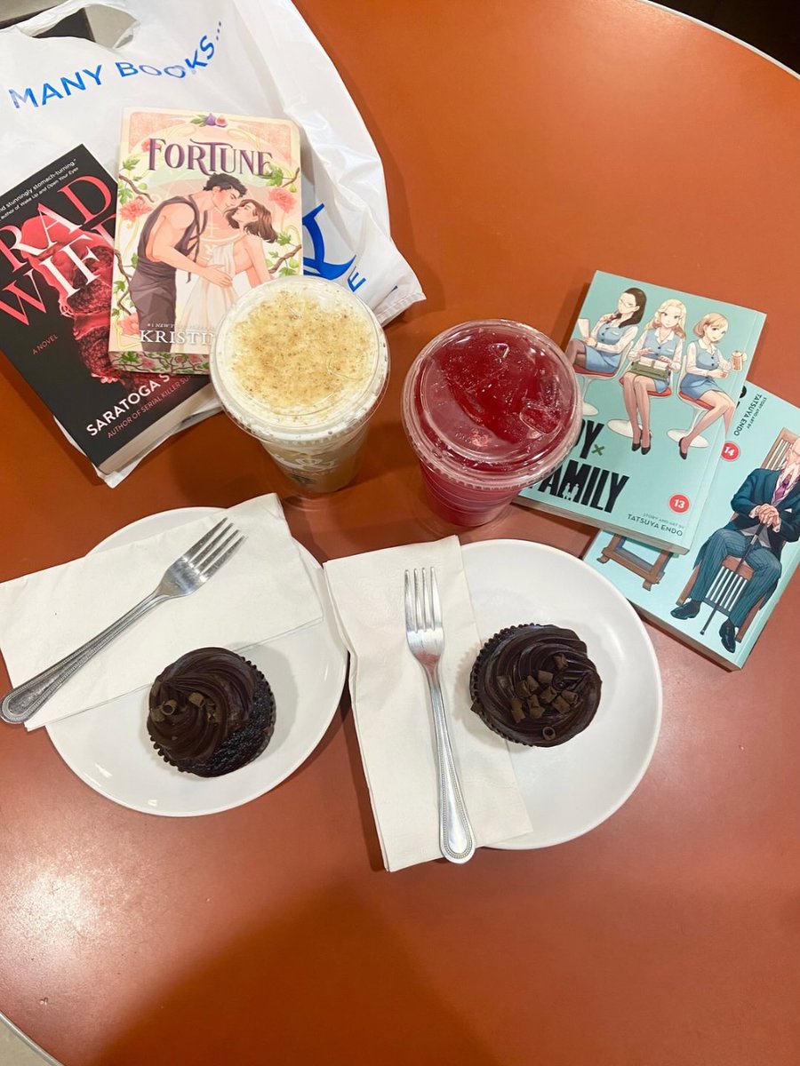 JanisAndreluy9's tweet photo. Guyssss, Freida McFadden’s Brain Damage was so good! I loved the Hoopla audiobook so much that I bought a physical copy. I’m excited to start Cross Check and The Knave &amp; the Moon, and continue Spy x Family—I only have two volumes left! What are you https://t.co/ftg6OZUHFl