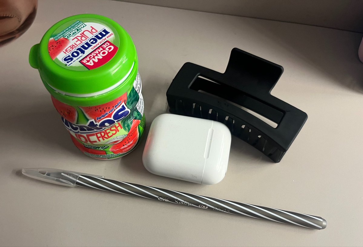 secretmilla_'s tweet photo. meu kit de vestibulanda https://t.co/GKGNTuzstk