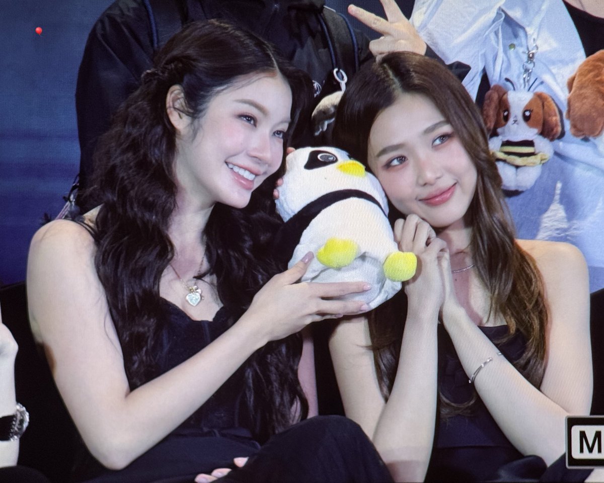 balloonzzal's tweet photo. Family Photo🤍❤️‍🩹🐼🐣

NAMTANFILM GR LUV MANILA 
#GirlRulesFMinManila https://t.co/Fcjh49RBhx