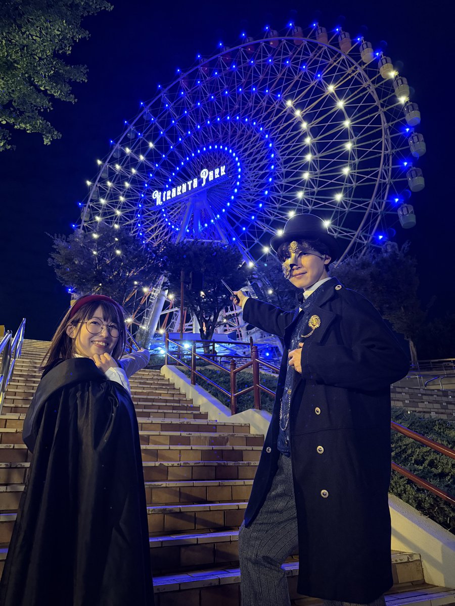 aokitatsuya76's tweet photo. 『夜の魔法学校からの脱出』満員御礼！生徒諸君どうもありがとう！大変盛り上がってくれたネ。明日も多くの生徒が入学予定だそうだ。楽しみにしているよ！
私とエリカくん(@miya_iiichan )の手に掛かれば観覧車を光らせることくらい造作もないことなのさっ🎡
#魔法遊園地脱出 https://t.co/XBp92DVBSR