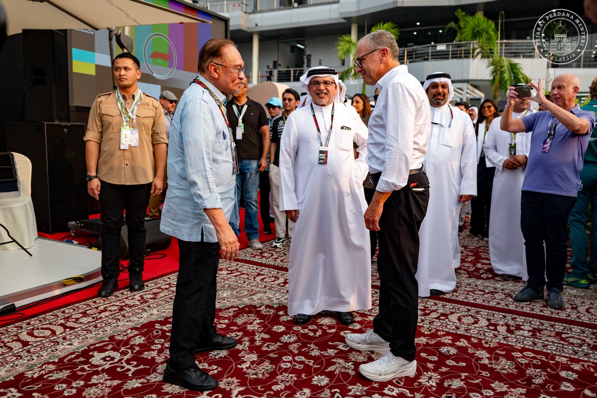 anwaribrahim's tweet photo. Saya kemudiannya menghadiri Majlis Makan Malam sempena Formula 1 Gulf Air Bahrain Grand Prix di Malaysia yang dihoskan Putera Mahkota merangkap Perdana Menteri Bahrain, Putera Salman bin Hamad Al Khalifa.

Turut berkesempatan beramah mesra dengan Presiden FIA Mohammed Ben Sulayem, Presiden merangkap Ketua Pegawai Eksekutif Formula 1 Stefano Domenicali, Ketua Pegawai Eksekutif McLaren Zak Brown, Prinsipal Pasukan Cadillac Marcin Budkowski serta pelumbanya Valtteri Bottas dan tetamu lain.

Selamat maju jaya kepada semua pasukan dan pelumba untuk perlumbaan esok, semoga ia berjalan lancar serta menyajikan aksi yang mengesankan buat  peminat dari seluruh dunia.

🏁🏎️🏁🏎️

🇲🇾🤝🇧🇭

#MalaysiaMADANI
#DiplomasiMADANI
#F1