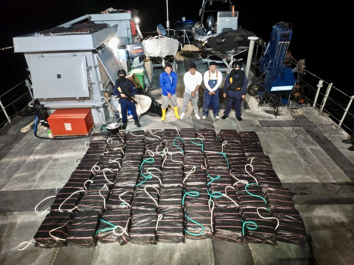 armada_ecuador's tweet photo. 🚨 OTRO GOLPE MÁS AL NARCOTRAFICO EN EL MAR 🚨

@FFAAECUADOR 
@DefensaEc https://t.co/Ba2ZfVPuS9