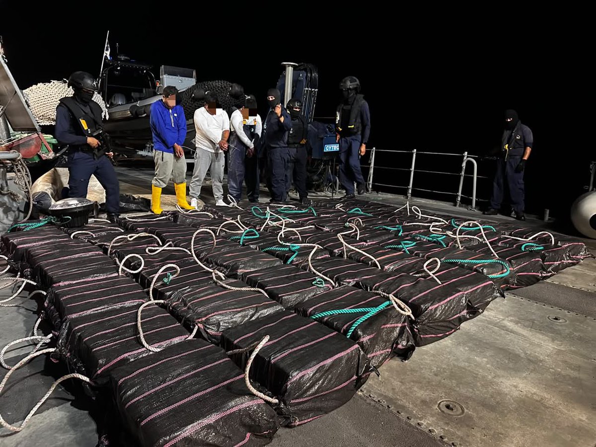 armada_ecuador's tweet photo. 🚨 OTRO GOLPE MÁS AL NARCOTRAFICO EN EL MAR 🚨

@FFAAECUADOR 
@DefensaEc https://t.co/Ba2ZfVPuS9
