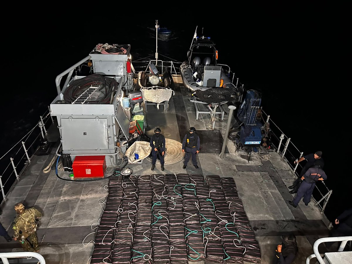 armada_ecuador's tweet photo. 🚨 OTRO GOLPE MÁS AL NARCOTRAFICO EN EL MAR 🚨

@FFAAECUADOR 
@DefensaEc https://t.co/Ba2ZfVPuS9