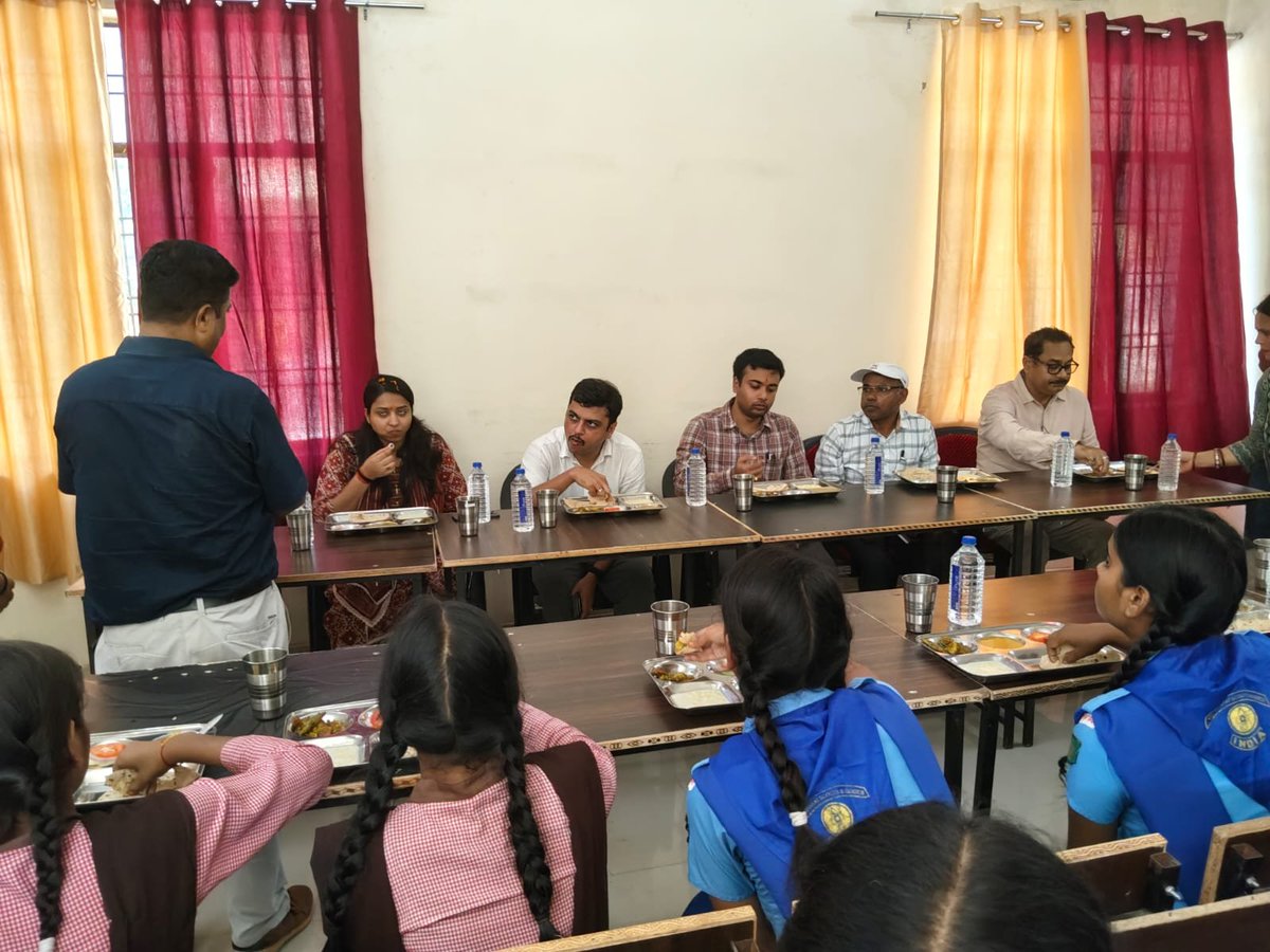 DM_Barabanki's tweet photo. कस्तूरबा गांधी आवासीय बालिका विद्यालय, करपिया-मसौली एवं पीएम श्री स्कूल करपिया का औचक निरीक्षण कर शैक्षिक, आवासीय एवं मूलभूत व्यवस्थाओं का जायजा लिया। कस्तूरबा विद्यालय में सीएसआर के माध्यम से स्थापित स्मार्ट क्लास का उद्घाटन किया तथा बालिकाओं की सांस्कृतिक प्रस्तुतियों का उत्साहवर्धन किया गया। लाइब्रेरी, कंप्यूटर कक्षा एवं गतिविधि आधारित शिक्षण व्यवस्था का अवलोकन कर गुणवत्तापूर्ण एवं नवाचार आधारित शिक्षा को बढ़ावा देने के निर्देश दिए गए। पीएम श्री स्कूल में नवग्रह वाटिका, पंच पल्लव वाटिका एवं औषधीय वाटिका के संरक्षण तथा मेजर रिपेयरिंग कार्य को निर्धारित समयसीमा में गुणवत्तापूर्ण ढंग से पूर्ण कराने के निर्देश दिए गए।
@CMOfficeUP
@UPGovt
@InfoDeptUP