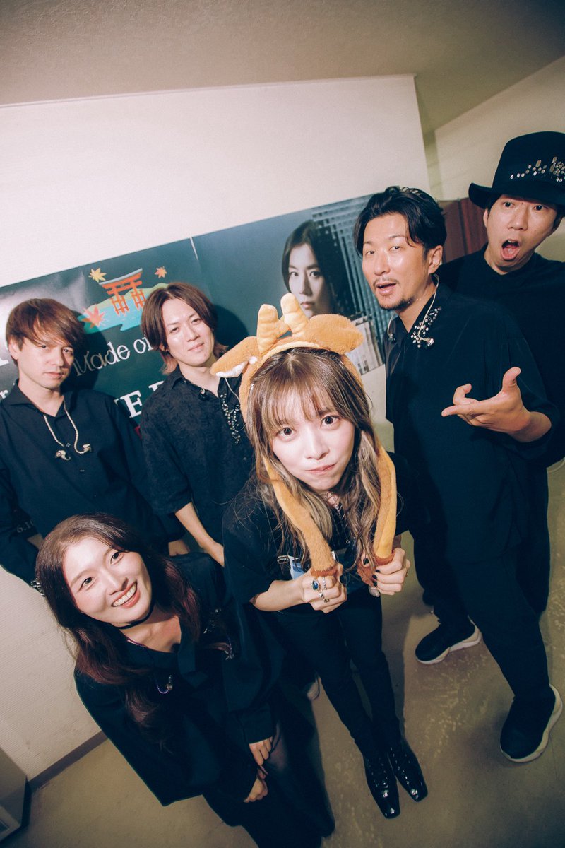 milet_music's tweet photo. ややホーム広島、ありがとうございました！
みんながそれぞれの楽しみ方、音楽の受け取り方をしてくれているのがわかって、ものすごく嬉しかったです！
音を楽しむ、音楽ってこれだなって思ったよ。ライヴ＝生きるってこれだと思ったよ。
こんな脆い私のこともぬくもりいっぱいで受け止めてくれてありがとう。
本当に今、優しい気持ちでいっぱい。
メンバー、今日も最高だったな！！
広島、またすぐ戻ってくるからね〜！

 *｡ﾟ:*+.:.｡.☆

最後に少し。。誤解があると嫌なので。
今日アンコール後に最前列の真ん中の子にタオルを渡して抱きしめに行きました。
彼はライヴ中、最前の真ん中なのに終始一度も私と目もあうことなく、ずっと俯いたままで。多分ですけど、私には彼が何かを抱えているように見えました。(勘違いだったらごめんよ)
最後に彼と目を合わせたいと思ってステージを降りて彼の元に向かいました。
タオルを渡して抱きしめて、最後にようやく、目を合わせて彼の嬉しそうな優しい笑顔を見ることができました。
最前列だけずるいとか、そう思われちゃうのもわかりますが、私は今日、一度だけでも彼の笑顔を見られて純粋に嬉しかったです。
私のわがままです。許してね。
でも、一人でも笑顔の人が増えるほうが、絶対にいいじゃないですか。
ただ、私はいつでも最前だろうが一番後ろの端っこの人だろうが、全力でパワーを、愛を届けに歌っていることは覚えていてほしいです🩵
本当は全員ひとりひとり抱きしめにいきたいくらいです。

明日は岡山！！
ママホーム！たのしんでいきましょう🍑

Photo by @soootaroVSHB 

#milet_MadeofGlass 💎