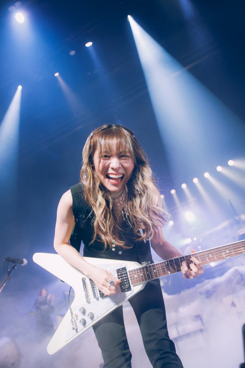 milet_music's tweet photo. ややホーム広島、ありがとうございました！
みんながそれぞれの楽しみ方、音楽の受け取り方をしてくれているのがわかって、ものすごく嬉しかったです！
音を楽しむ、音楽ってこれだなって思ったよ。ライヴ＝生きるってこれだと思ったよ。
こんな脆い私のこともぬくもりいっぱいで受け止めてくれてありがとう。
本当に今、優しい気持ちでいっぱい。
メンバー、今日も最高だったな！！
広島、またすぐ戻ってくるからね〜！

 *｡ﾟ:*+.:.｡.☆

最後に少し。。誤解があると嫌なので。
今日アンコール後に最前列の真ん中の子にタオルを渡して抱きしめに行きました。
彼はライヴ中、最前の真ん中なのに終始一度も私と目もあうことなく、ずっと俯いたままで。多分ですけど、私には彼が何かを抱えているように見えました。(勘違いだったらごめんよ)
最後に彼と目を合わせたいと思ってステージを降りて彼の元に向かいました。
タオルを渡して抱きしめて、最後にようやく、目を合わせて彼の嬉しそうな優しい笑顔を見ることができました。
最前列だけずるいとか、そう思われちゃうのもわかりますが、私は今日、一度だけでも彼の笑顔を見られて純粋に嬉しかったです。
私のわがままです。許してね。
でも、一人でも笑顔の人が増えるほうが、絶対にいいじゃないですか。
ただ、私はいつでも最前だろうが一番後ろの端っこの人だろうが、全力でパワーを、愛を届けに歌っていることは覚えていてほしいです🩵
本当は全員ひとりひとり抱きしめにいきたいくらいです。

明日は岡山！！
ママホーム！たのしんでいきましょう🍑

Photo by @soootaroVSHB 

#milet_MadeofGlass 💎