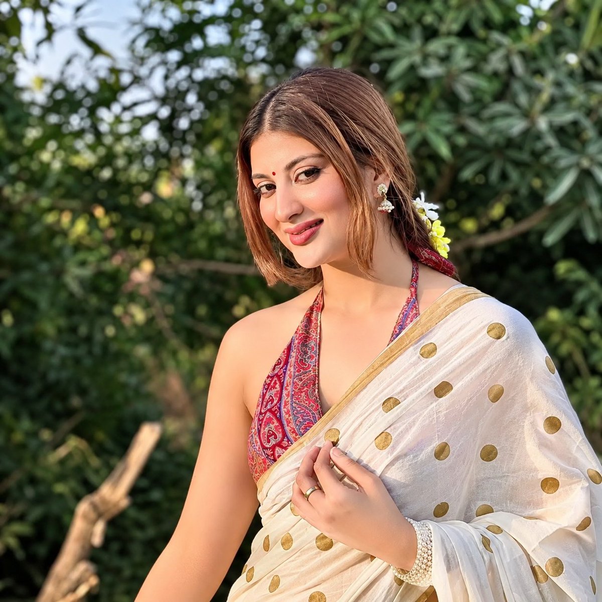 Shruti_here_'s tweet photo. Lost in the moment, glowing in my own little world. 🌿✨ https://t.co/wbCDNL7rLy