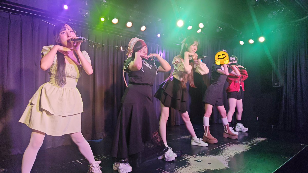 SIN0079's tweet photo. 主催ライブに続いて秋葉原でふぁーくら回し。
こちらは私服ライブでみんなの個性にあったイメージ通りな服だった！
今日だけでふぁーくらの曲をたっぷり聴けて楽しかった〜
回し特典の大晦日以来の集合写真も撮れた！！
#firstcrush https://t.co/GEdbZW0dxg
