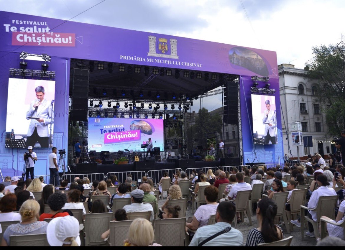 IonCeban2u's tweet photo. 🎶 Muzica face orice sărbătoare mai vie.

Astăzi, Chișinăul are propriul ritm. 🇲🇩

#Chisinau #Music #Moldova https://t.co/wZ9UnmQrSs