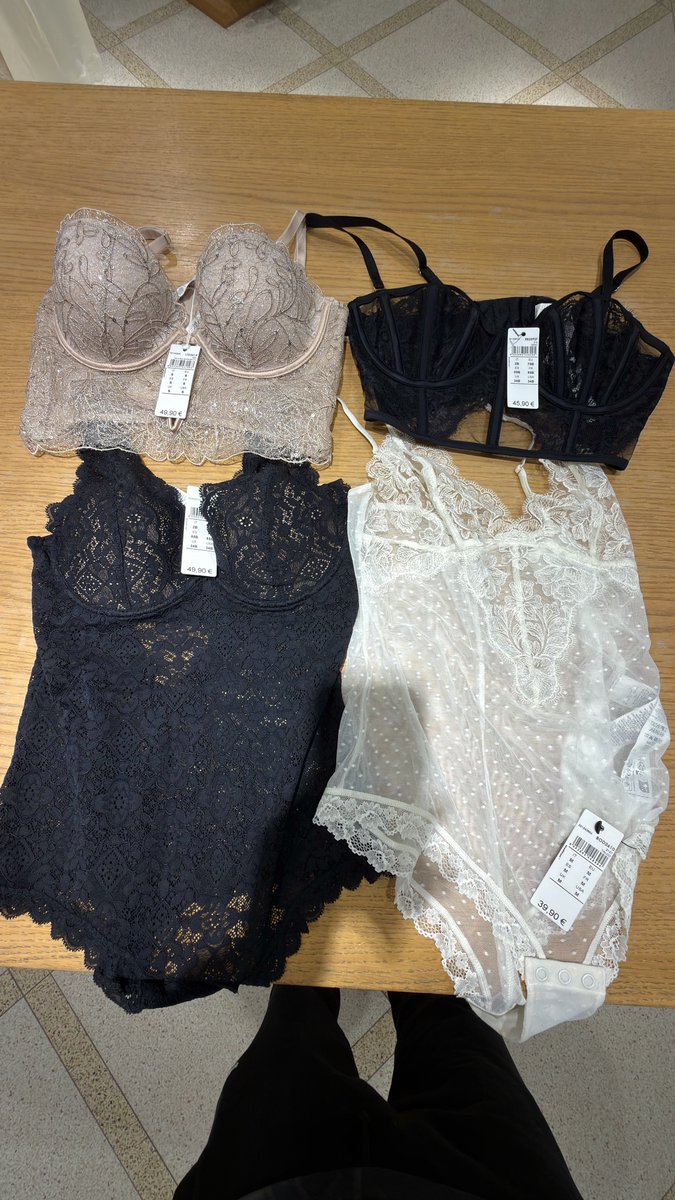 EntodGoodBye's tweet photo. Beli underwear buat cewek mahal juga ternyata, kukira cuma 50 atau 100an paling mahal, rupanya sebiji sejuta. Ternyata aku salah, minta maaf di atas materai 🙏🏽 https://t.co/l2MVqLIbAD