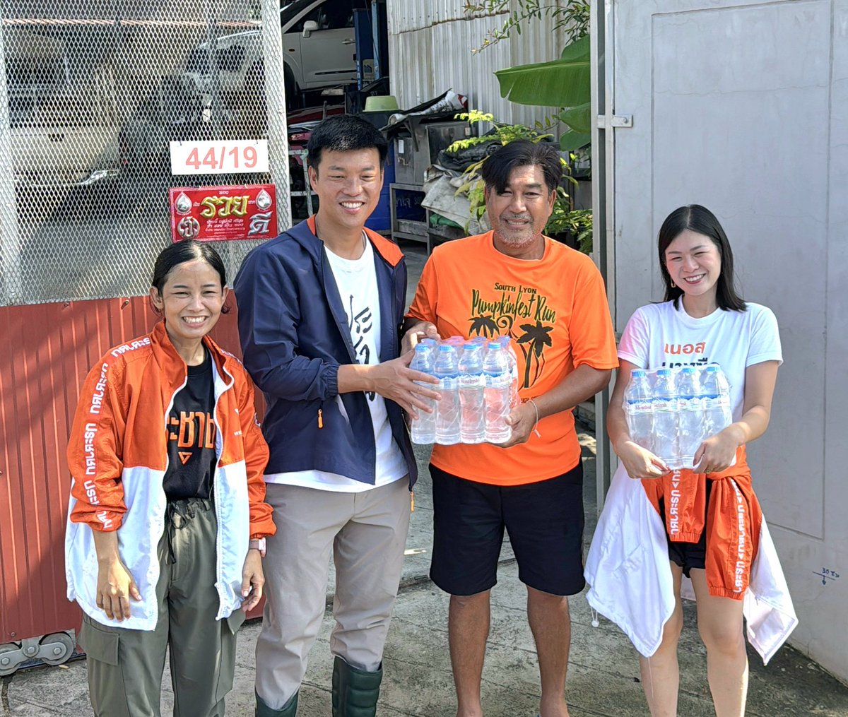nurseMFP's tweet photo. [ บางซื่อแห้งแล้ว ยกทัพไปช่วยสายไหมกัน! 💪🍊]

เนอสและทีมงานลงพื้นที่ขนน้ำขวดเต็มรถแห่วิ่งไปช่วยน้ำท่วมขังที่เขตสายไหมกับสส.ทนายแจม ศศินันท์ ธรรมนิฐินันท์ @lawyerJammy สส.เท้ง ณัฐพงษ์ เรืองปัญญาวุฒิ @teng_pple และทีมงานพรรคประชาชนค่ะ 🫡

หลายเขตในกทม.ตอนนี้ยังมีน้ำท่วมขังสูงที่เริ่มส่งกลิ่นแล้ว 🥹 พี่น้องประชาชนก็ยังเดินทางเข้า-ออกลำบาก เรานำน้ำขวดไปสมทบกับถุงยังชีพและยาแก้น้ำกัดเท้าของทีมทนายแจม และแวะรับ-ส่งพี่น้องประชาชนระหว่างทางไปด้วย

เนอสเองได้ประสานสำนักการระบายน้ำเพื่อขอเครื่องสูบน้ำมาติดตั้งเพิ่มเติมบริเวณซอยสายไหม 43 ที่น้ำท่วมหนัก ต้องขอบคุณสำนักการระบายน้ำมากๆนะคะ 🙏

อย่างไรก็ตาม แม้ว่าหลายเขตน้ำจะแห้งแล้ว แต่เครื่องสูบน้ำก็ยังมีไม่เพียงพอ ซึ่งส.ก.ในสภากทม.จะต้องผลักดันกับทางฝั่งผู้ว่าฯ ให้มีแผนรับมือน้ำท่วมล่วงหน้า รัดกุม ครบถ้วน การขอรับการเยียวยาที่ไม่ซับซ้อนหรือเป็นภาระให้พี่น้องประชาชนที่ประสบภัยเพิ่มอีก การจัดเก็บขยะชิ้นใหญ่ที่รวดเร็ว และการตั้งงบขอตัดซื้อเครื่องสูบน้ำเผื่อสถานการณ์ฉุกเฉิน

ช่วงนี้เรายังต้องตั้งรับน้ำที่อาจมาอีกระลอกกันต่อไป เนอสและทีมงานขอเป็นกำลังใจให้ทุกภาคส่วนทำงานร่วมกันให้ผ่านวิกฤตครั้งนี้ไปได้นะคะ 🫶🍊

#สกเนอสบางซื่อ #ใจถึงมือถึงเข้าถึง #พรรคประชาชน
