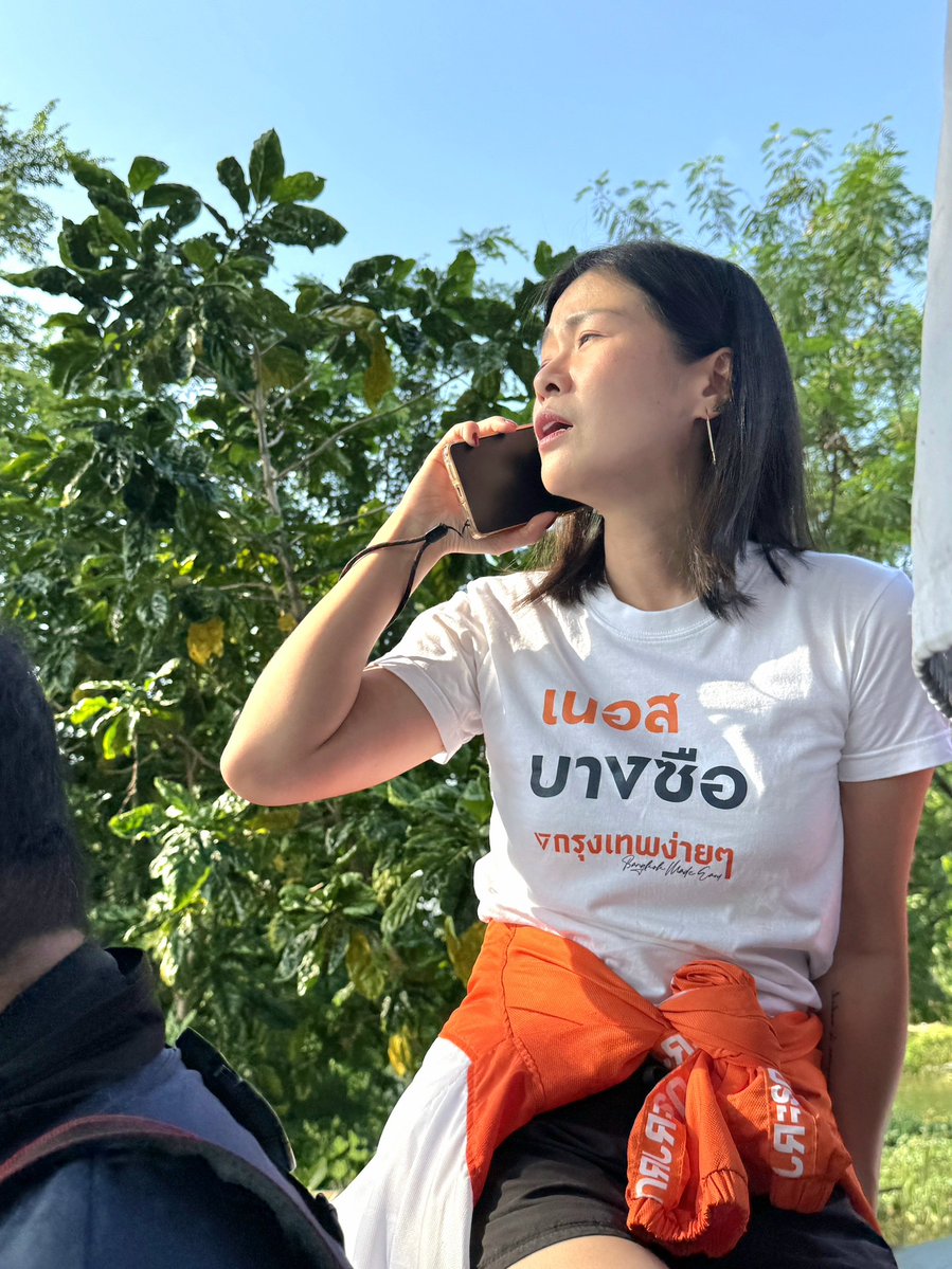 nurseMFP's tweet photo. [ บางซื่อแห้งแล้ว ยกทัพไปช่วยสายไหมกัน! 💪🍊]

เนอสและทีมงานลงพื้นที่ขนน้ำขวดเต็มรถแห่วิ่งไปช่วยน้ำท่วมขังที่เขตสายไหมกับสส.ทนายแจม ศศินันท์ ธรรมนิฐินันท์ @lawyerJammy สส.เท้ง ณัฐพงษ์ เรืองปัญญาวุฒิ @teng_pple และทีมงานพรรคประชาชนค่ะ 🫡

หลายเขตในกทม.ตอนนี้ยังมีน้ำท่วมขังสูงที่เริ่มส่งกลิ่นแล้ว 🥹 พี่น้องประชาชนก็ยังเดินทางเข้า-ออกลำบาก เรานำน้ำขวดไปสมทบกับถุงยังชีพและยาแก้น้ำกัดเท้าของทีมทนายแจม และแวะรับ-ส่งพี่น้องประชาชนระหว่างทางไปด้วย

เนอสเองได้ประสานสำนักการระบายน้ำเพื่อขอเครื่องสูบน้ำมาติดตั้งเพิ่มเติมบริเวณซอยสายไหม 43 ที่น้ำท่วมหนัก ต้องขอบคุณสำนักการระบายน้ำมากๆนะคะ 🙏

อย่างไรก็ตาม แม้ว่าหลายเขตน้ำจะแห้งแล้ว แต่เครื่องสูบน้ำก็ยังมีไม่เพียงพอ ซึ่งส.ก.ในสภากทม.จะต้องผลักดันกับทางฝั่งผู้ว่าฯ ให้มีแผนรับมือน้ำท่วมล่วงหน้า รัดกุม ครบถ้วน การขอรับการเยียวยาที่ไม่ซับซ้อนหรือเป็นภาระให้พี่น้องประชาชนที่ประสบภัยเพิ่มอีก การจัดเก็บขยะชิ้นใหญ่ที่รวดเร็ว และการตั้งงบขอตัดซื้อเครื่องสูบน้ำเผื่อสถานการณ์ฉุกเฉิน

ช่วงนี้เรายังต้องตั้งรับน้ำที่อาจมาอีกระลอกกันต่อไป เนอสและทีมงานขอเป็นกำลังใจให้ทุกภาคส่วนทำงานร่วมกันให้ผ่านวิกฤตครั้งนี้ไปได้นะคะ 🫶🍊

#สกเนอสบางซื่อ #ใจถึงมือถึงเข้าถึง #พรรคประชาชน