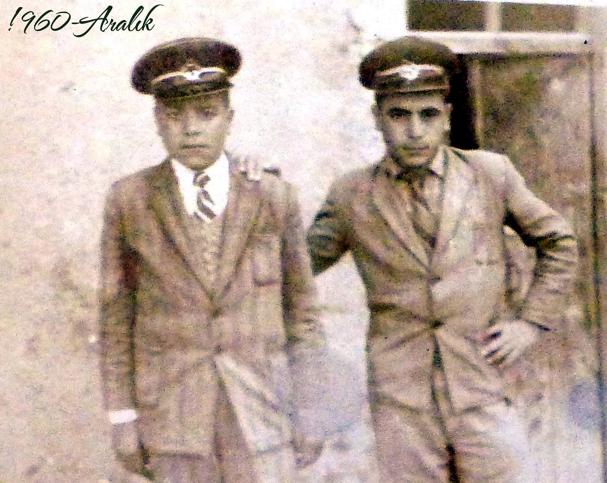 TurazTv's tweet photo. EMEKLİ ÖĞRETMEN MEHMET TOKSÖZ KALEMİNDEN 
O yıllardaki bir ortaokul öğrencisi kıyafeti:
Öğrenici şapkası, düzgün kıyafet ve kravat mecburidir.  ayakkabılar temiz ve boyalı olmalıdır.  Herkesin cebinde mendili olmalıdır.  Saçlar 3 numara ile kesilmi��, tırnaklar uzun, olmamalı kesilmiş olmalıdır.  Haftada yalnız iki gün sinemaya gidilebilirdi; Cumartesi öğleden sonra, ve pazar günü, gündüz matinelerine. Tüm semt kahveleri ve uygunsuz mekanlar görevlendirilmiş öğretmenlerimiz tarafından ani baskınlarla kontrol edilirdi. Sokakta da olsa sigara içimi yasaktı. Hele kavga, affedilmez suçtu. Bir üst sınıftaki arkadaşlar da rehberlik görevi üstlenmişti, korumacıydı. Onlara abi diyenlerimiz de çoktu. Bütün bu yasakları işleyenler tespit edilir Cumartesi  paydostan önce, müdürün rehberlik içerici konuşması sonunda, isim isim okunur, aldıkları disiplin cezaları, kabahatinin durumuna göre ilan edilirdi. ağır cezalardan birisi 1 haftalık tart (derslere girememe); Suçta ikiden çok ısrar var ise okuldan uzaklaştırma cezası verilirdi. Ben de bir keresinde teneffüs saatinde okul tuvaletinde sigara içerken görüldüm. Bahçeye kaçarken sigarayı atmıştım, o attığım sigara elinde geldi bahçede beni buldu, inkârımı kabul etmedi. Sınıfımı ve numaramı aldı, hafta sonu değerlendirmelerinde hem suçumu, hem cezamı söylediler. Bir gün okuldan(derslerden) uzaklaştırma cezası aldım. Hem cezalar öğrencilerin siciline de kayıt edilirdi. 60'lı yılların eğitimi böyleydi, Öğretimi ise daha ciddi idi. Öğretmenler yıllık plan ve programlarına göre öğrenci yetiştirmişler mi diye, yıl sonunda müfettiş denetimleri vardı(ilköğretim sınıflarında). Başarısız sınıf öğretmenleri o yıl terfi ettirilmezdi; tabi bu maaşlarına da etki ederdi. Başarısızlığı devamlı olanlar meslekten atılırdı.