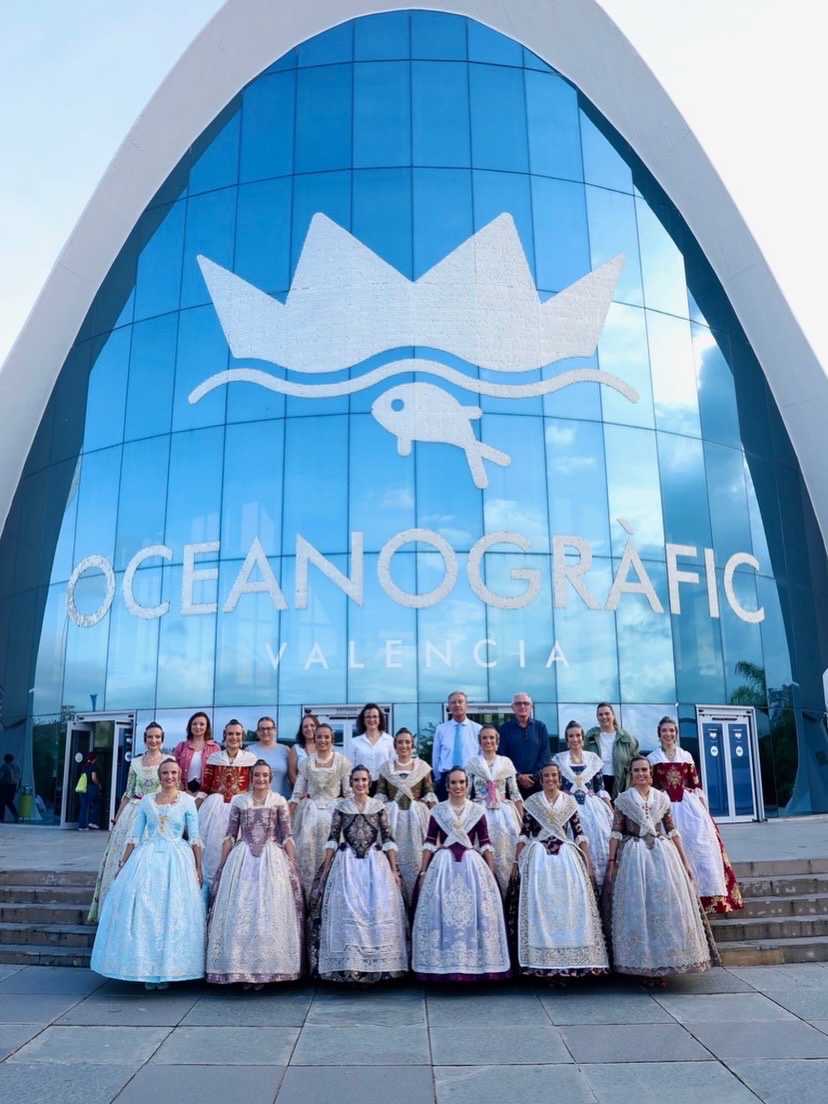 JCF_Valencia's tweet photo. 🌊💙Hui, les 13 candidates a FMV 2027 han tingut l’oportunitat de visitar l’Oceanografic, on han disfrutat d’una visita guiada de la mà de Carlos Guimerà. Una jornada molt especial en què han pogut conéixer de prop este espai únic i descobrir la gran labor que realitza en la conservació i protecció de la fauna marina. 

🐬🦈Durant el recorregut, han pogut contemplar diferents espècies dels oceans i mars del nostre planeta, com ara taurons, tortugues, belugues, dofins i moltes més. Una experiència que els ha permés acostar-se al món marí i conéixer la importància de preservar els nostres ecosistemes i la seua biodiversitat. 

🐠✨Una visita plena d’aprenentatge i moments especials que se suma a este camí cap a les Falles 2027. 

🫶🏼 Gràcies a l’Oceanogràfic de València i a Carlos, el seu guia, per rebre les nostres 13 candidates i fer-les disfrutar d’una experiència tan enriquidora. 

📸 @Fotofilmax