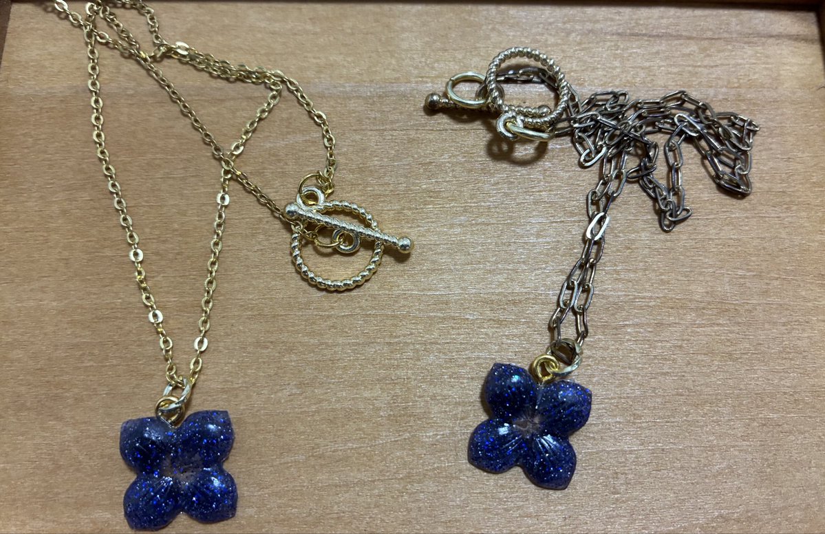 KcN10ru's tweet photo. 大好きなひととお揃いのものつけてみたくて作ってみた
ネックレスにもブレスレットにもなるよん

自己満だから渡す気ないし多分会った瞬間回れ右して走り去る気がする https://t.co/7uds6cPbMC