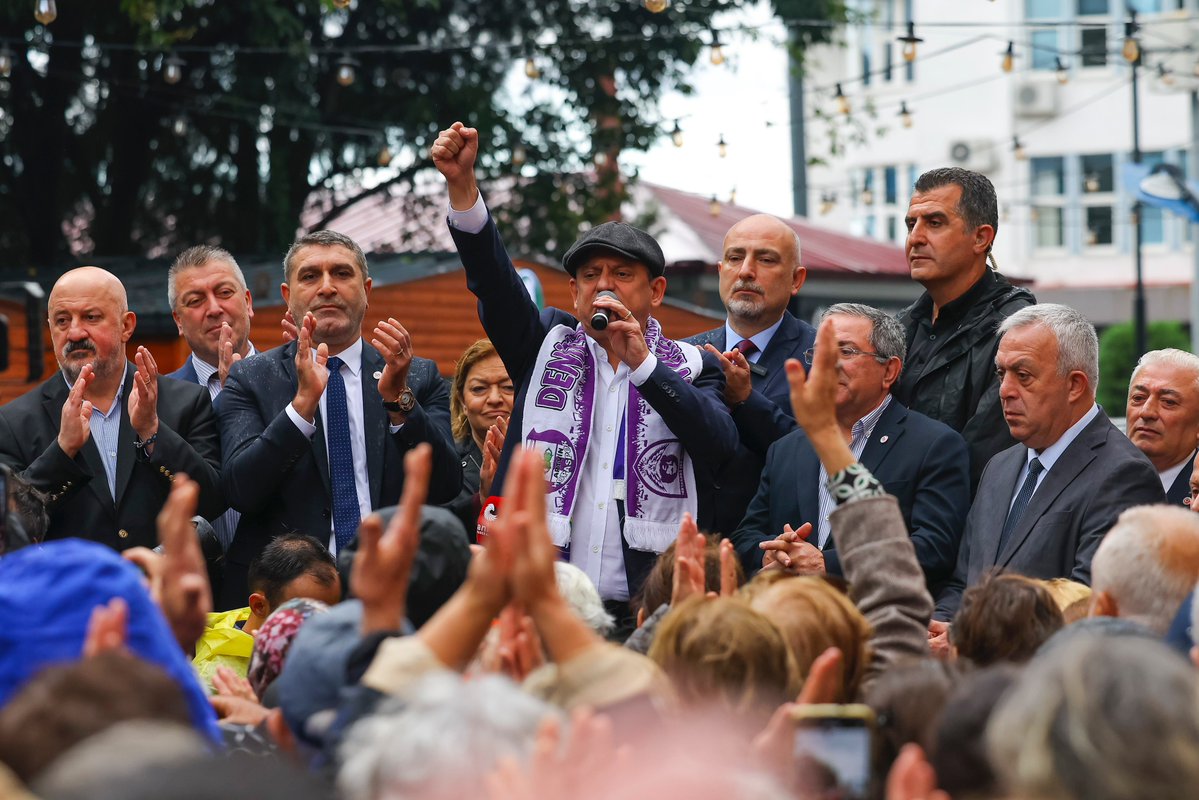 eczozgurozel's tweet photo. Onların gücü; makamdan, paradan, devletin bütün imkânlarından geliyor.

Bizim gücümüz; elindeki tükenmez kalemi partiye bağışlayan büyük yüreklerden geliyor.

Onlar, milleti hesaba katmadan siyaset yapıyor.
Biz, bütün hesabımızı milletle yapıyoruz.

Aramızdaki fark tam da bu.

📍Artvin