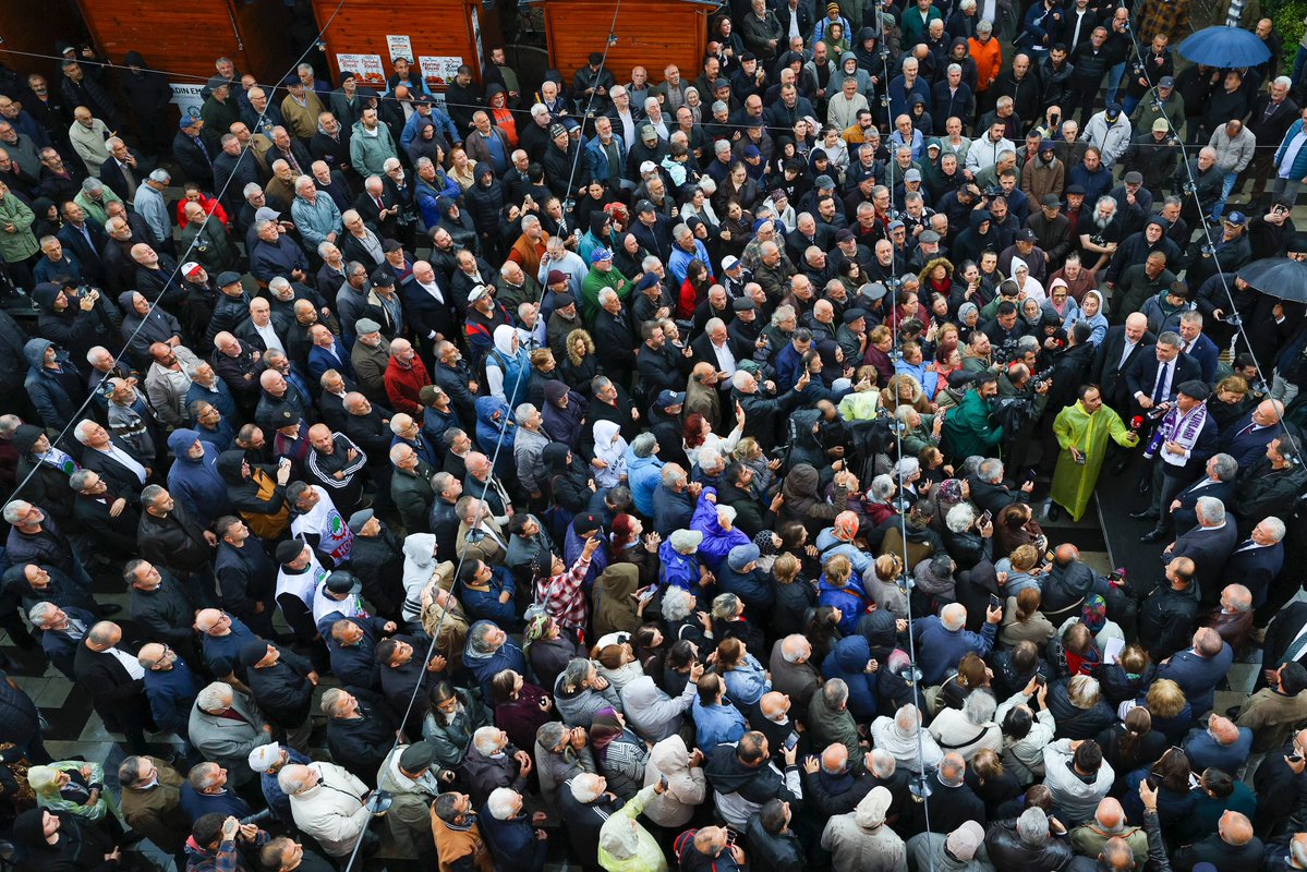 eczozgurozel's tweet photo. Onların gücü; makamdan, paradan, devletin bütün imkânlarından geliyor.

Bizim gücümüz; elindeki tükenmez kalemi partiye bağışlayan büyük yüreklerden geliyor.

Onlar, milleti hesaba katmadan siyaset yapıyor.
Biz, bütün hesabımızı milletle yapıyoruz.

Aramızdaki fark tam da bu.

📍Artvin