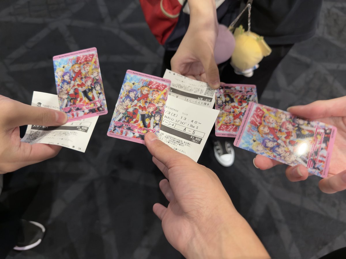 2Didol_daigei's tweet photo. 本日はμ’sデイ！！

始めにメンバー4人で初代ラブライブ映画の再上映を観に行きました✨
とにかく素晴らしい映画で涙腺崩壊…😭

その後、メンバー2人と合流をし、5人で　#ラブライブサウナ COCOFUROおおみね湯にも行ってきました〜！！

丸一日μ’sを浴びる最高の日でした♪ https://t.co/gDMr8WaDNz