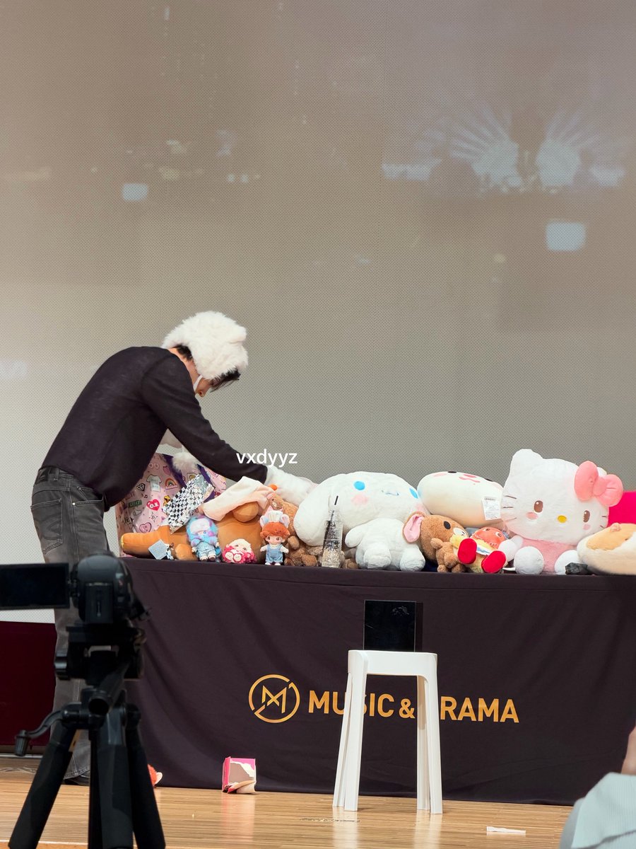 heeseungcokr's tweet photo. It’s so cute how Heeseung has been arranging all the plushies and doll props fansign that EVERs prepared for him on his table lately 😭 then he said he wanted to take that hello kitty home after hugging it because it's so cute 🥹💗 https://t.co/PPhrAafkfk