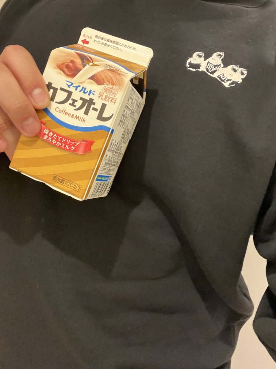 ASakurai308724's tweet photo. カフェ・オ・レ聴きまくってたらカフェオレ飲みたくなって買ってきた😄
これカフェオーレなの知らんかったけど、よく考えたらCMでカフェオーレが飲みたいのって言ってたなってなった😂
届いたツアースウェットも初めて着た
触り心地良い！
14日のライブこれ着て行きたい😊
#Saturday in the park https://t.co/FMhb4fehsa