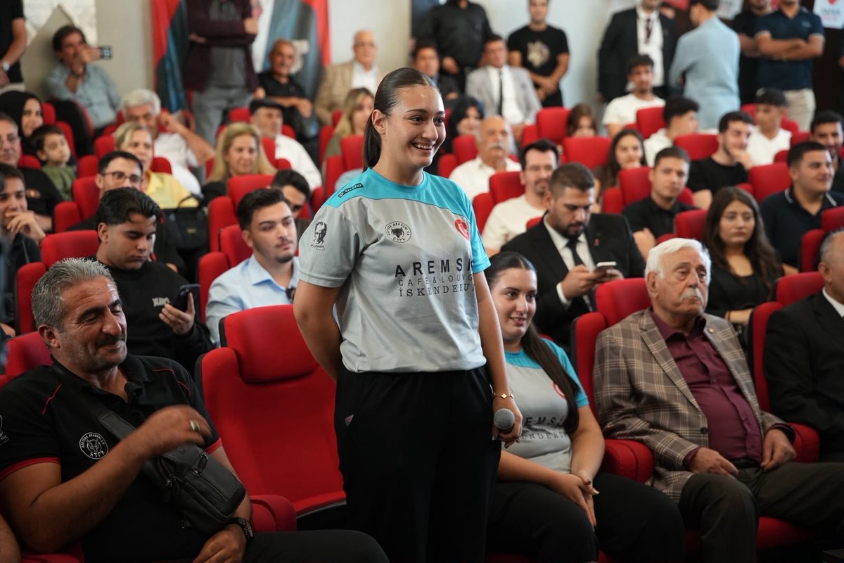zaferpartisi's tweet photo. Genel Başkanımız Prof. Dr. Ümit Özdağ, Divan üyelerimiz, Hatay İl Başkanımız Serhat Tabanca ve İskenderun İlçe Başkanımız Deniz Kaya ile birlikte İskenderun Ticaret ve Sanayi Odası Başkanı Sayın Levent Hakkı Yılmaz’ı ziyaret etti.

Ziyaretin ardından gençlerle bir araya gelen Genel Başkanımız, gençlerin sorunlarını dinledi ve sorularını yanıtladı. Zafer Partisi olarak gençlerin geleceğine yönelik politikalarımızı anlattı.

Nazik ev sahiplikleri için İskenderun Ticaret ve Sanayi Odası Başkanı Sayın Levent Hakkı Yılmaz’a ve yönetimine, bizleri yalnız bırakmayan gençlerimize teşekkür ederiz.