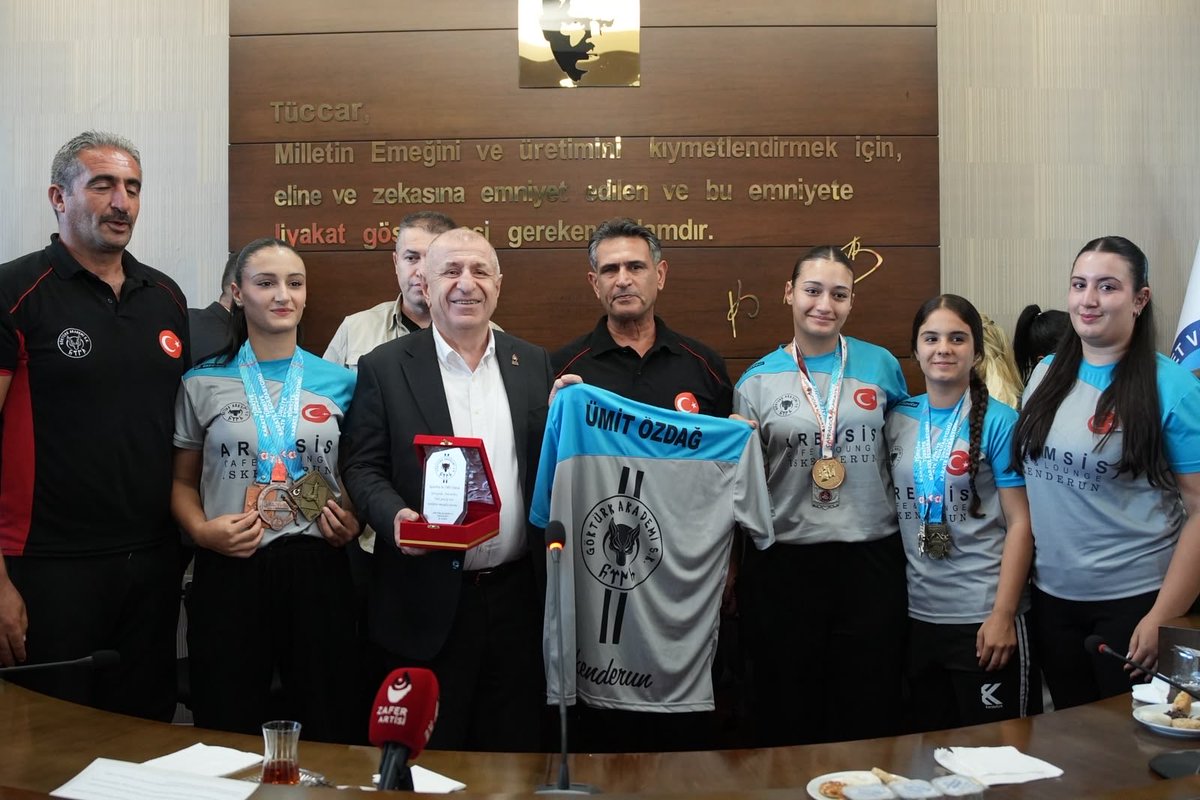 zaferpartisi's tweet photo. Genel Başkanımız Prof. Dr. Ümit Özdağ, Divan üyelerimiz, Hatay İl Başkanımız Serhat Tabanca ve İskenderun İlçe Başkanımız Deniz Kaya ile birlikte İskenderun Ticaret ve Sanayi Odası Başkanı Sayın Levent Hakkı Yılmaz’ı ziyaret etti.

Ziyaretin ardından gençlerle bir araya gelen Genel Başkanımız, gençlerin sorunlarını dinledi ve sorularını yanıtladı. Zafer Partisi olarak gençlerin geleceğine yönelik politikalarımızı anlattı.

Nazik ev sahiplikleri için İskenderun Ticaret ve Sanayi Odası Başkanı Sayın Levent Hakkı Yılmaz’a ve yönetimine, bizleri yalnız bırakmayan gençlerimize teşekkür ederiz.