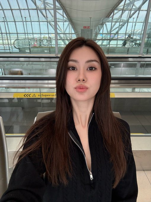 thaiupdate2021's tweet photo. Lena Lalina and Miu Natsha are heading to Paris to attend the CHANEL Spring/Summer 2027 show during Paris Fashion Week. The highly anticipated show is scheduled for October 6 at 12:00 AM (Thailand time).

#CHANELSpringSummer #CHANEL #PFW
#CHANELSS27xLenaMiu
#LalinaLena #MiuNatsha 
#thaiupdate2019