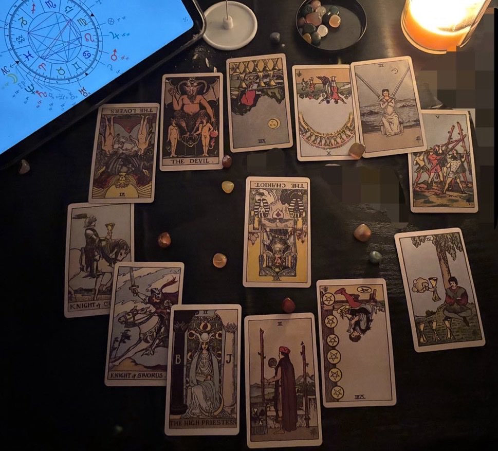 honeyinthemode's tweet photo. قراءه تاروت لحدث هاشتاق #٢٠٣٠_بلا_نقاب على بيوت الخريطه

المركز the chariot reversed الانتساب التنجيمي برج السرطان حاكم القمر مسار خيث، فقدان سيطره و تشتت بالهاشتاق لوجود ازمه هويه و دفاع مجتمعي، و كله فياض عاطفي بدون هدف، حركه الهاشتاق حركه اندفاعيه 

البيت الاول knight of cups الانتساب التنجيمي العقرب لنهايه الميزان و الحاكم الباطني جزء الماء من نار - البدايه طلعت لتعبير المشاعر  و الرغبات الداخليه و التعبير عن المعاناه الداخليه لكنها تفتقر للواقعيه اكثر

البيت الثاني knight of swords الانتساب التنجيمي الدرجات الاولى من الجوزاء لنهايات الثور و الحاكم الباطني جزء الهواء من النار - في اندفاع حاد و سريع بردود الفعل و المشاكل الي طلعت من الهاشتاق و النقاشات كلها هجوميه و تشكيك و المطالبات بالحسم السريع الي هي ماراح تطلعون منها بشي

البيت الثالث the high priestess الانتساب التنجيمي القمر، عنصر gimel في شجره حياه tiphereth - الخطابات الاعلاميه الي تطلع بالهاشتاقات الى الان تفتقر للاسباب طلعوا المشاكل و سلطوا الضوء عليها بدال ما تتهاوشون مع المشككين الي حاسمين موقفهم من هالقضيه، لا تتعبون انفسكم و انتم تحاولون تثبتون مطالبكم على العكس طالبوا فيها و اطرحوا المشكله علطول بدون ما تدخلون في مشاكل لانها السبب الرئيسي بموت القضيه

البيت الرابع two of wands الانتساب التنجيمي الوجه الاول من برج الحمل و الحاكم الباطني مريخ الحمل، فعلاً المجتمع قاعد ينظرون للموضوع لكن من الاسطح الى الان يدرسون الموضوع لكن ما قرروا الى الان بحسم هالشي او ياخذون خطوه جديه لها كلموا يابنات وصلوا اصواتكم

البيت الخامس eight of pentacles reversed الانتساب التنجيمي الوجه الاول لبرج العذراء و الحاكم الباطني شمس العذراء، الحركه تفتقر للتطور و العمل الجاد و صارت شي سطحي فقط ترند يحاولون يواكبونه عشان المحتوى "نفس القديه" و قاعده تقل

البيت السادس four of cups الانتساب التنجيمي الوجه الثالث من برج السرطان و الحاكم الباطني قمر السرطان، الاغلب يشوفون موضوع النقاب مكرر و ممل لانهم تعودوا على وجوده ولا يشوفون الموضوع مفيد يعني القضيه لو تسكرت ماراح تنفتح لان المجتمع بنفسه تعود لكن اذا كملتوا و طرحتوا المشكله و طالبتوا بحق المغصوبات بالعكس بتشوفون النتائج و تحرك

البيت السابع five of wands الانتساب التنجيمي الوجه الاول لبرج الاسد و الحاكم الباطني زحل الاسد، في صراعات حاده واضحه من المؤيدين و المعارضين كل من الطرفين يحاول يفرض رأيه و حكمه على الطرف الثاني بدون وجود قياده واحد تنظم هالجدال كامل

البيت الثامن two of swords الانتساب التنجيمي الوجه الاول من برج الميزان و الحاكم الباطني قمر الميزان، الهاشتاق فعلاً يحاول يغير الكثير لكن بكون بالجمود كل المؤيدين من الطرفين مدافعين و مافي تنازلات 

البيت التاسع ten of cups reversed الانتساب التنجيمي الوجه الثالث من برج الحوت و الحاكم الباطني مريخ الحوت، الحدث راح يفشل و ينهي الصوره المثاليه لمطالبات الحدث تجمع الناس تحت سقف واحد على العكس بيعزز الانقسامات لتصادم مفهومين كلا من المؤيدين و المعارضين

البيت العاشر eight of cups reversed الانتساب التنجيمي الوجه الاول من برج الحوت و الحاكم الباطني زحل الحوت، القرارات الرسميه ماراح تتغير بشكل جذري كامل او ينحط قانون يختصها لان مافي اي رغبه بالتخلي عن القرارات اتجاه موضوع الهاشتاق

البيت الحادث عشر the devil الانتساب التنجيمي برج الجدي حاكم زحل مسار العين، المنصات كلها تحاول تشيطن و تعتمد على اثاره الجدل و الترهيب و التفاعل ب الهاشتاق قائم على الهوشات و ليس طرح المشاكل 

البيت الثاني عشر the lovers reversed الانتساب التنجيمي برج الجوزاء حاكم عطارد مسار زاين، الانفصالات الداخليه، عقد الذنوب و التناقضات النفسيه الي بالمجتمع هي السبب الرئيسي بجمود الحركه في خوف باطني قوي للجزء المعارض من التحرر و التجديد و كيف كل فرد قادر يعبر عن نفسه خشيه الاقصاء، الحدث النيه منه اصلاً انتقاميه مو رغبه بالتغير لانها بدت بسبب غصب بلس مافي توافق ابد ابد بين راي المعارضين و المؤيدين مافي نقطه مشتركه بينهم

ماراح يكون في نظام قانوني كامل يحمي المجبورات بس راح يكون في تدخل امني و قوانين اداريه زي الحمايه الاسريه بس بيكون الموضوع هادي و متستر عليه
 
عشان تاخذون مبتغاكم حولوا خطاباتكم من الخطابات العاطفيه الى خطابات قانونيه و نظام، ارفعوا هاشتاق و بلغوا الجهات المختصه، قدموا خطابات قانونيه للدوله لمطالبتكم بحقوق المجبورات ، وحدوا مطالبكم لا تكونون عشوائيين، خلوا الهاشتاق مطلبه واحد حتى التغريدات كلها تشترك في مطلب واحد و هو "قانون يحمي المنقبات بالاكراه" لان فعلاً بيكون جهات تختص تحمي المجبورات