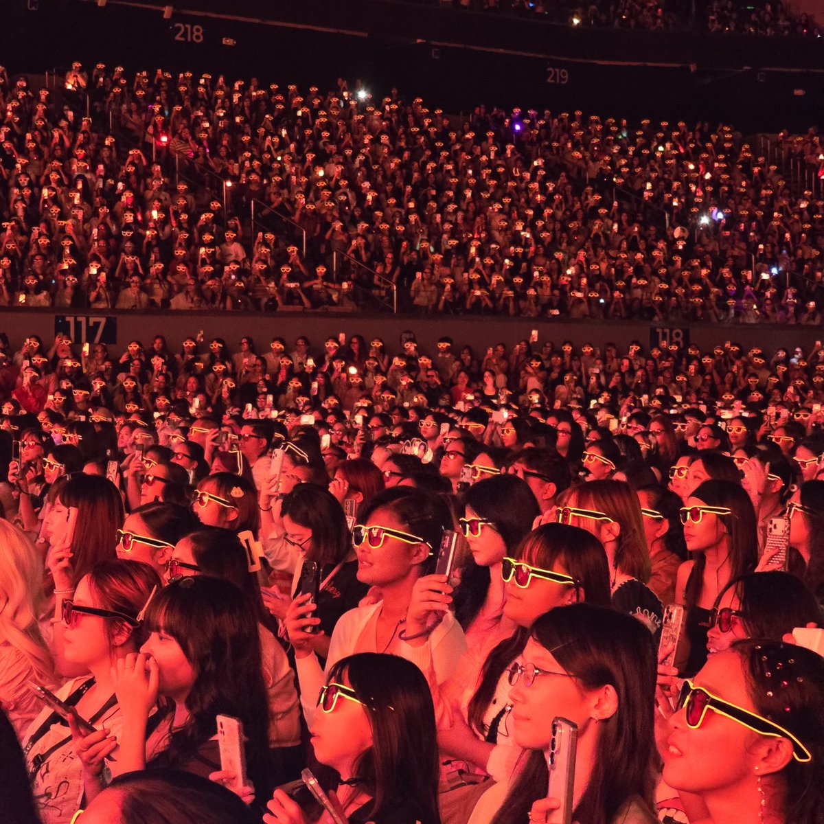 philconcerts's tweet photo. SOLD-OUT and HISTORIC!

Enhypen and Dunkin' just brought the first 3D visuals to a concert in the country and Engenes showed up loud!

#EndlessFunMeet 

Presented by @dunkin_ph and @cnca_media https://t.co/XRHeJmm09U