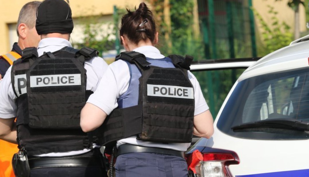 F_Desouche's tweet photo. Toulouse: deux ados de 14 et 16 ans avec un couteau de 20cm et une machette de 50cm volent une voiture en tirant la conductrice hors du véhicule

 https://t.co/6BrSX2lhFX https://t.co/R8jdv2R00K
